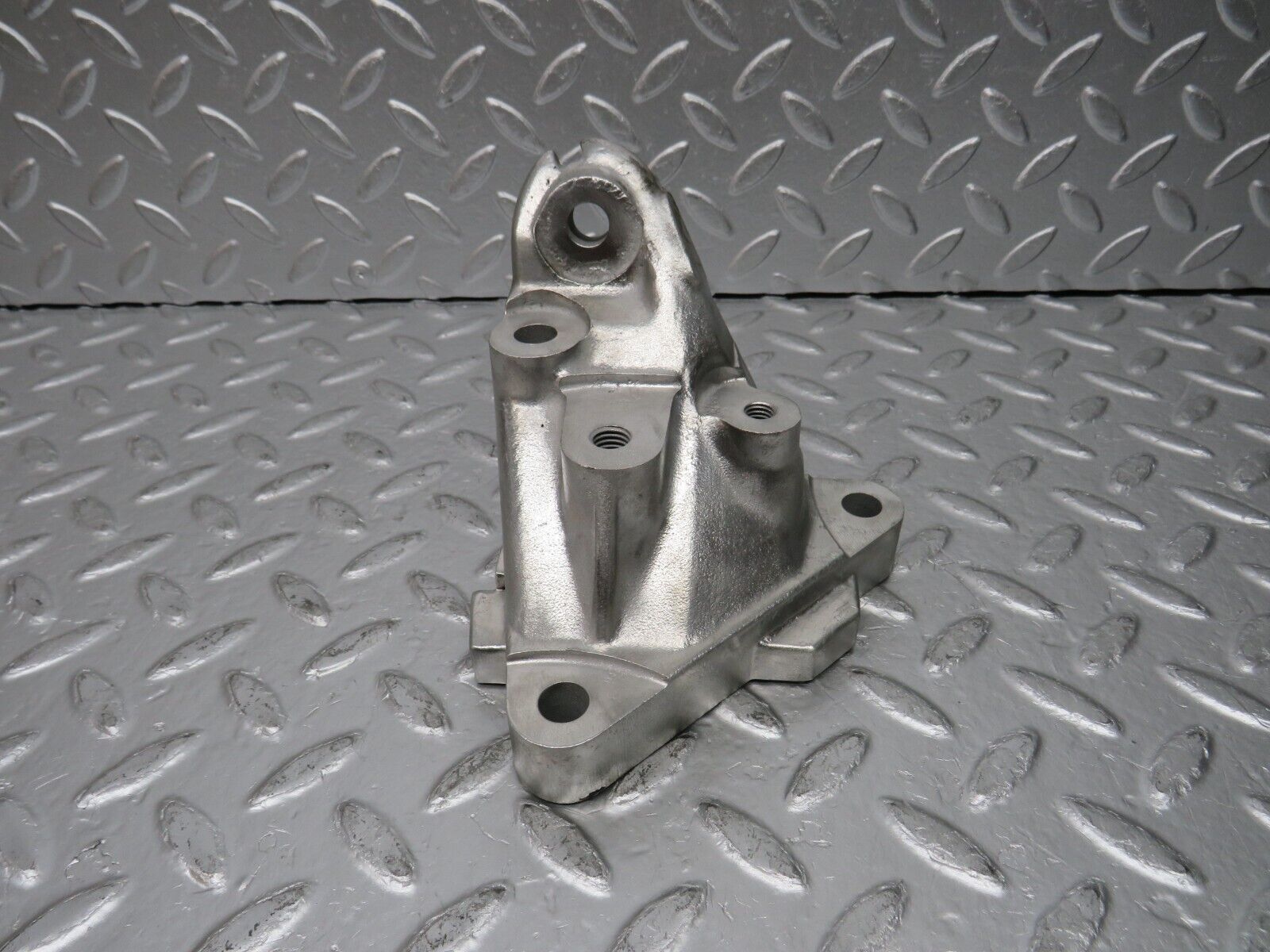 30546 Mercedes-Benz W124 230E Engine Mount Bracket Left Side 1022234104