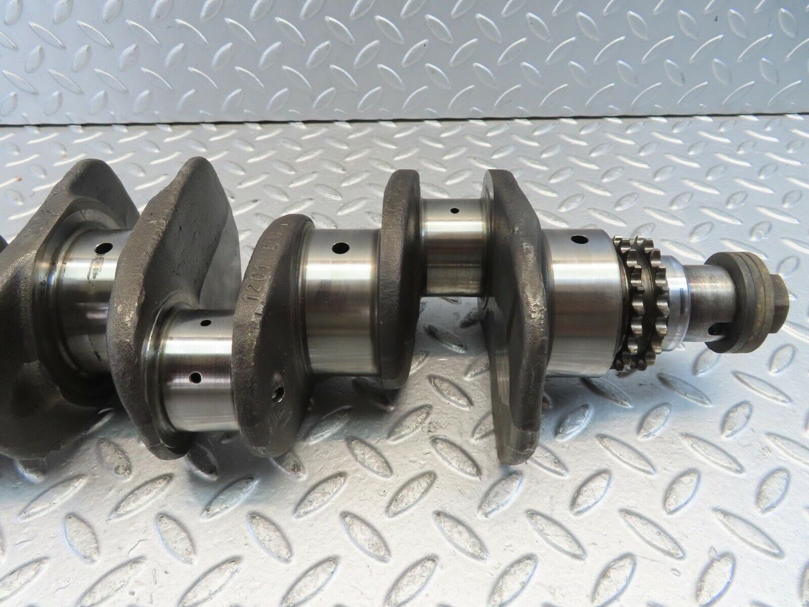 10999 Mercedes-Benz W115 220D Crankshaft OM615