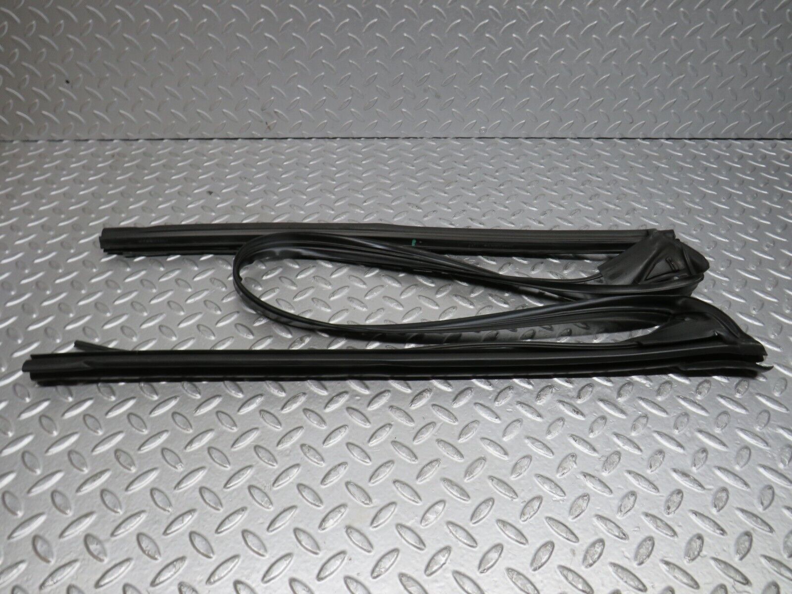 39677 Mercedes-Benz R129 320SL Coupe Front Windscreen Rubber Seal