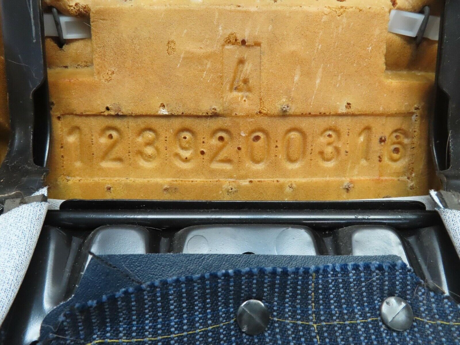 11301 Mercedes-Benz C123 230CE Coupe Rear Seat Blue 1239200316