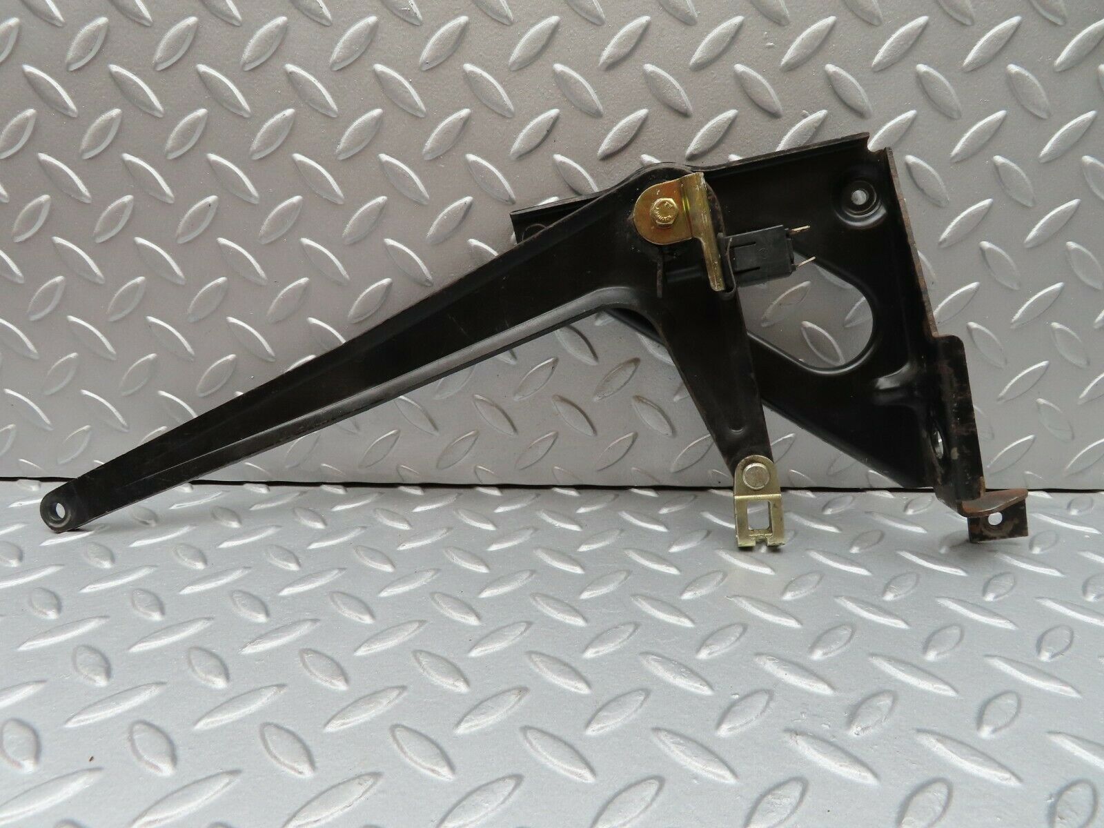 3789 Mercedes-Benz S123 200T Wagon Handbrake Regulator