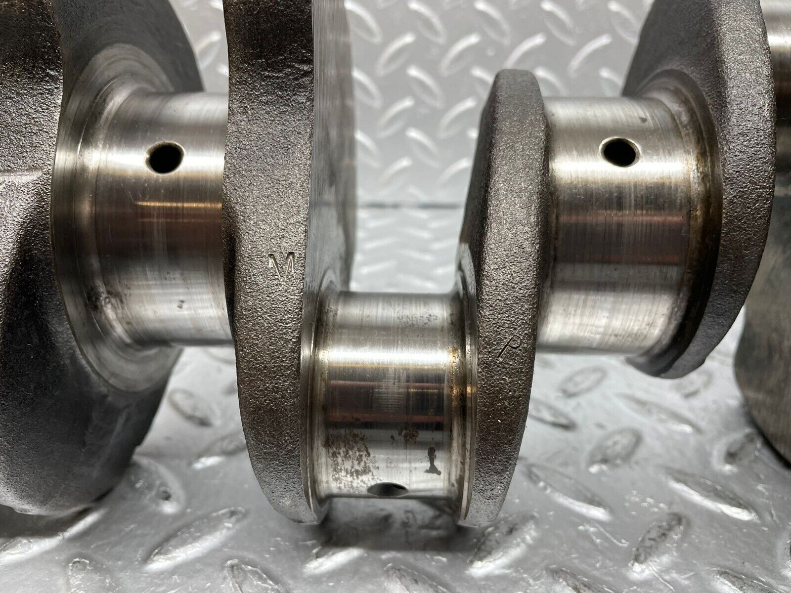 0349 Mercedes-Benz W123 220D Crankshaft  61504