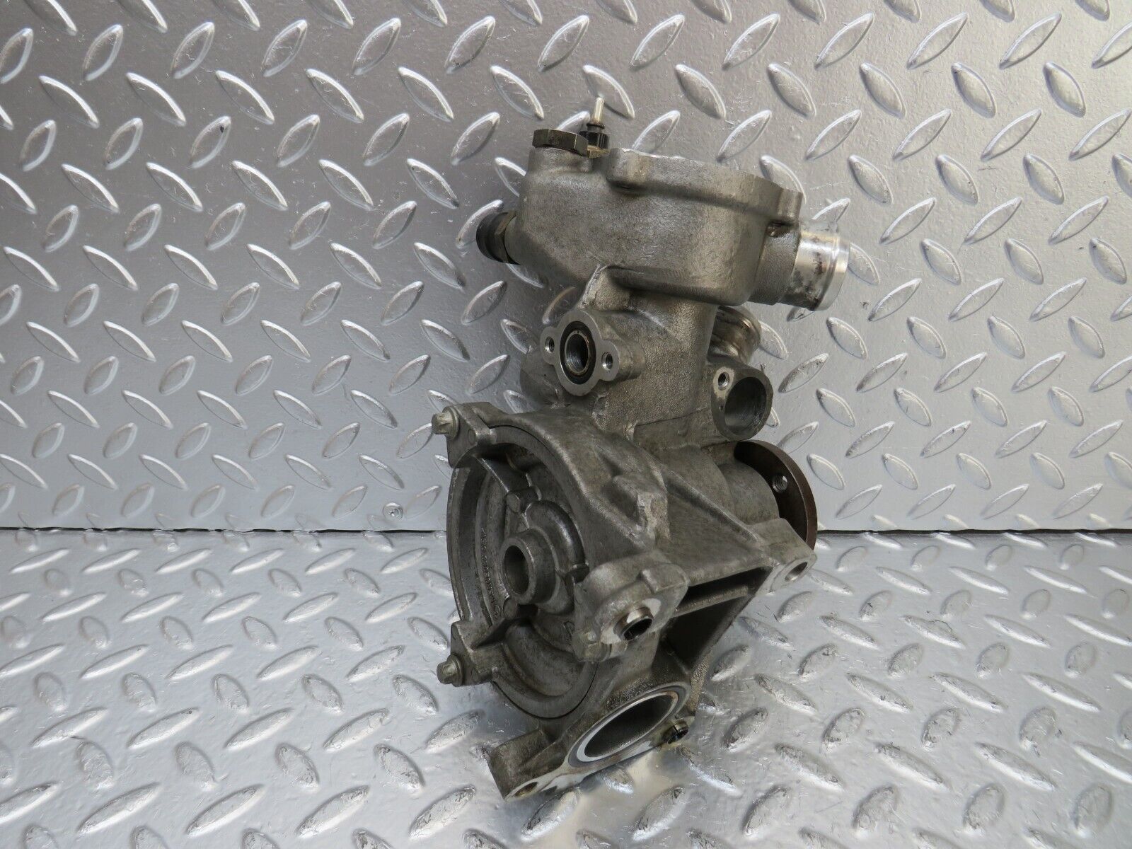 25773 Mercedes-Benz W124 280E Water Pump 1032010101