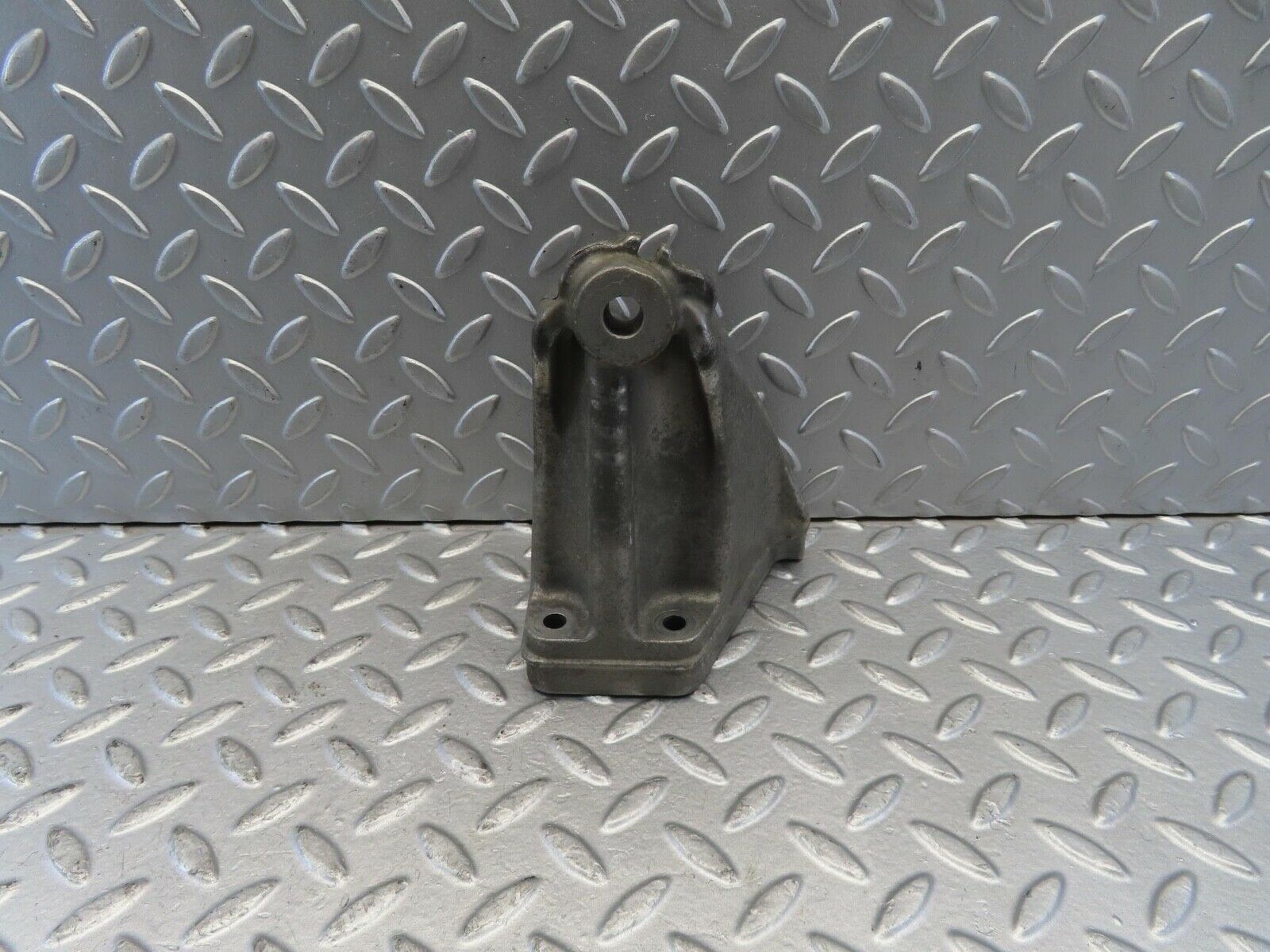 11279 Mercedes-Benz W221 S320 Engine Mount Bracket Left Side 6422230404