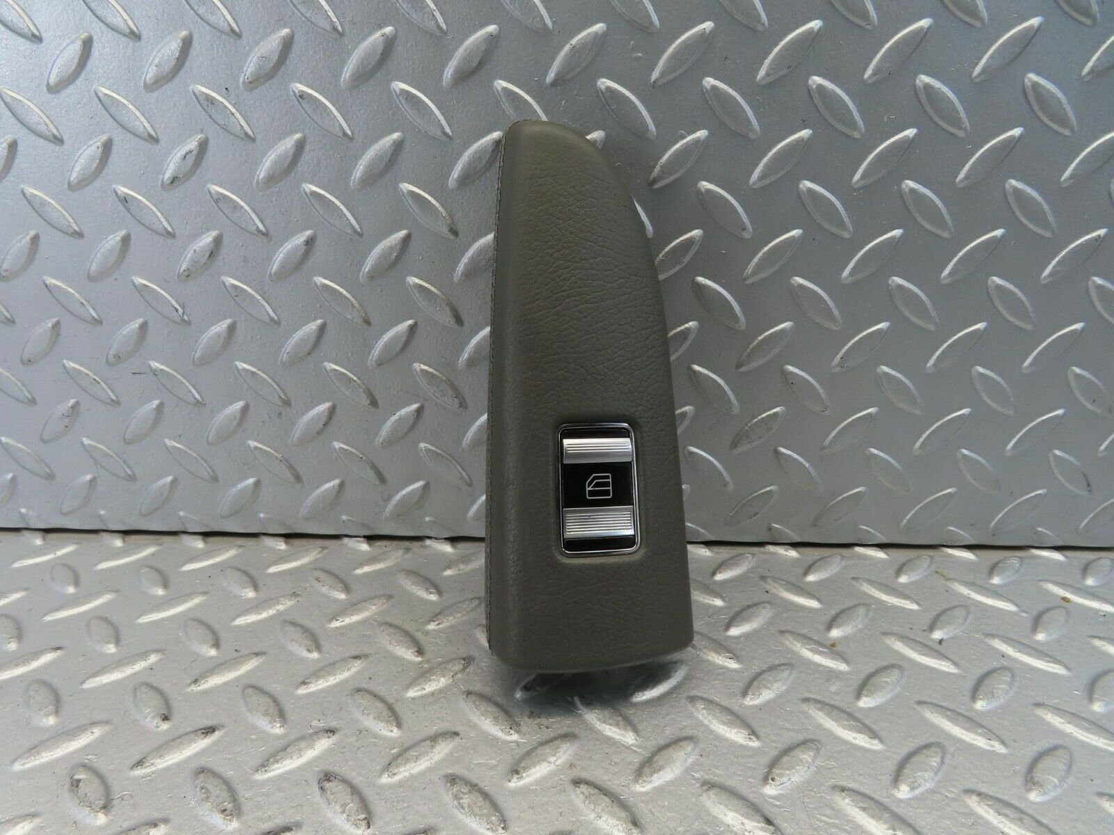 11181 Mercedes-Benz W221 S320 Rear Right Window Control Switch P0110638