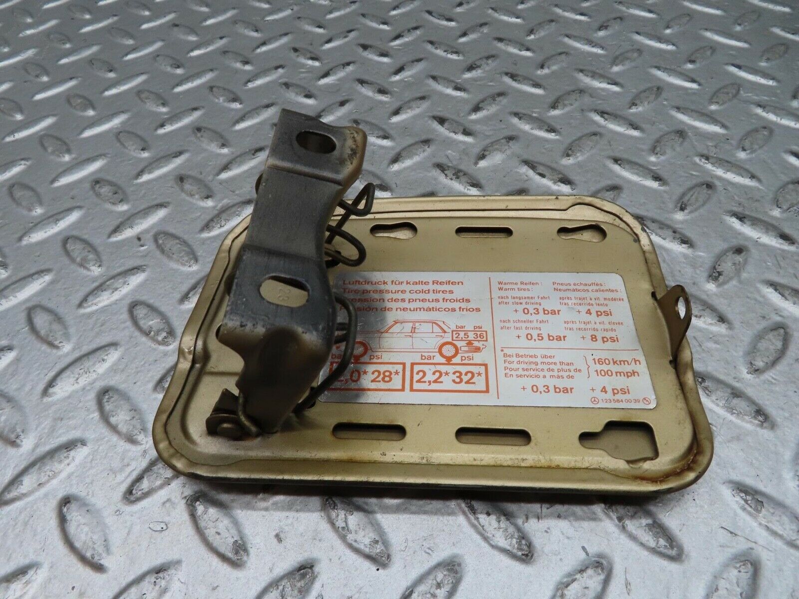 15895 Mercedes-Benz W123 280E Fuel Tank Flap Cap 1235840039