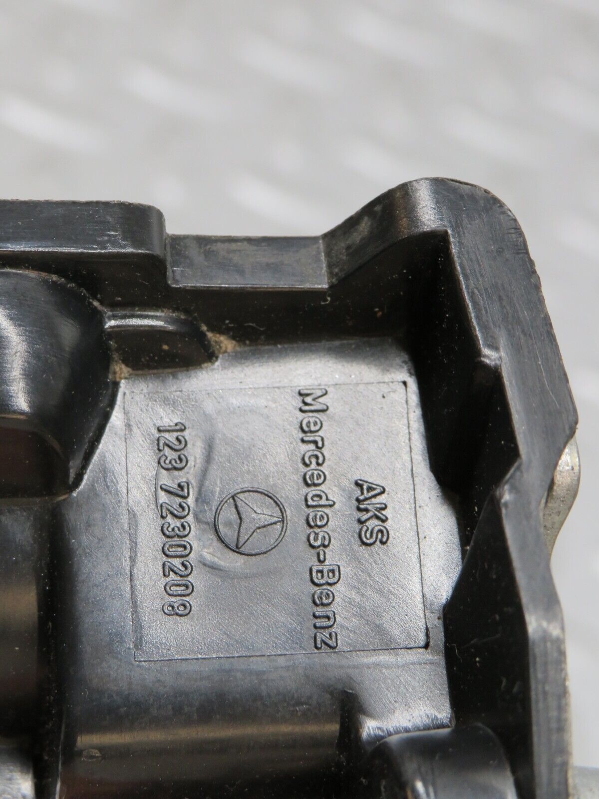 0573 Mercedes-Benz W123 230E Front Right Door Lock Mechanism 1237230208