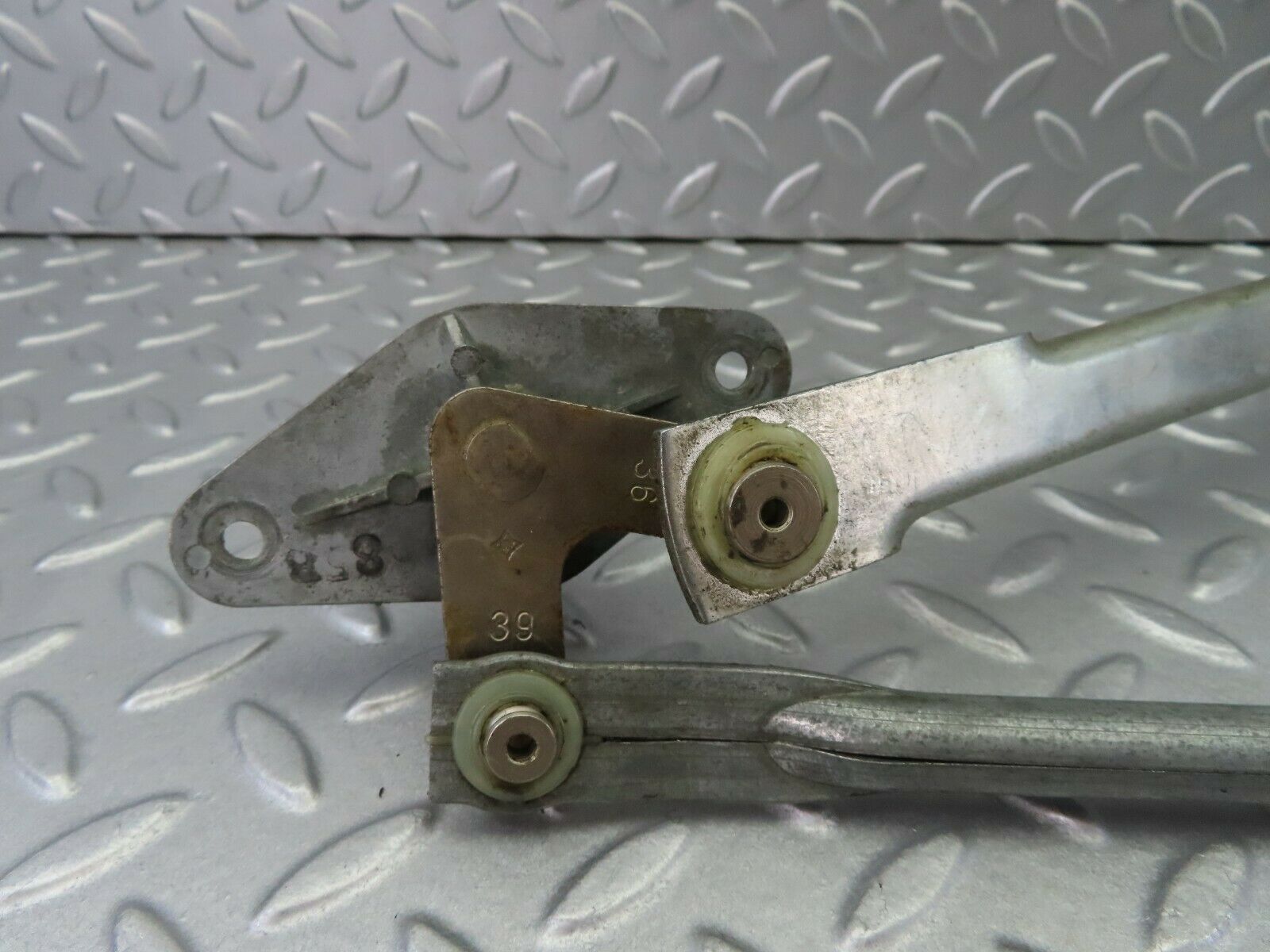 7936 Mercedes-Benz W115 220D Windscreen Wiper Linkage