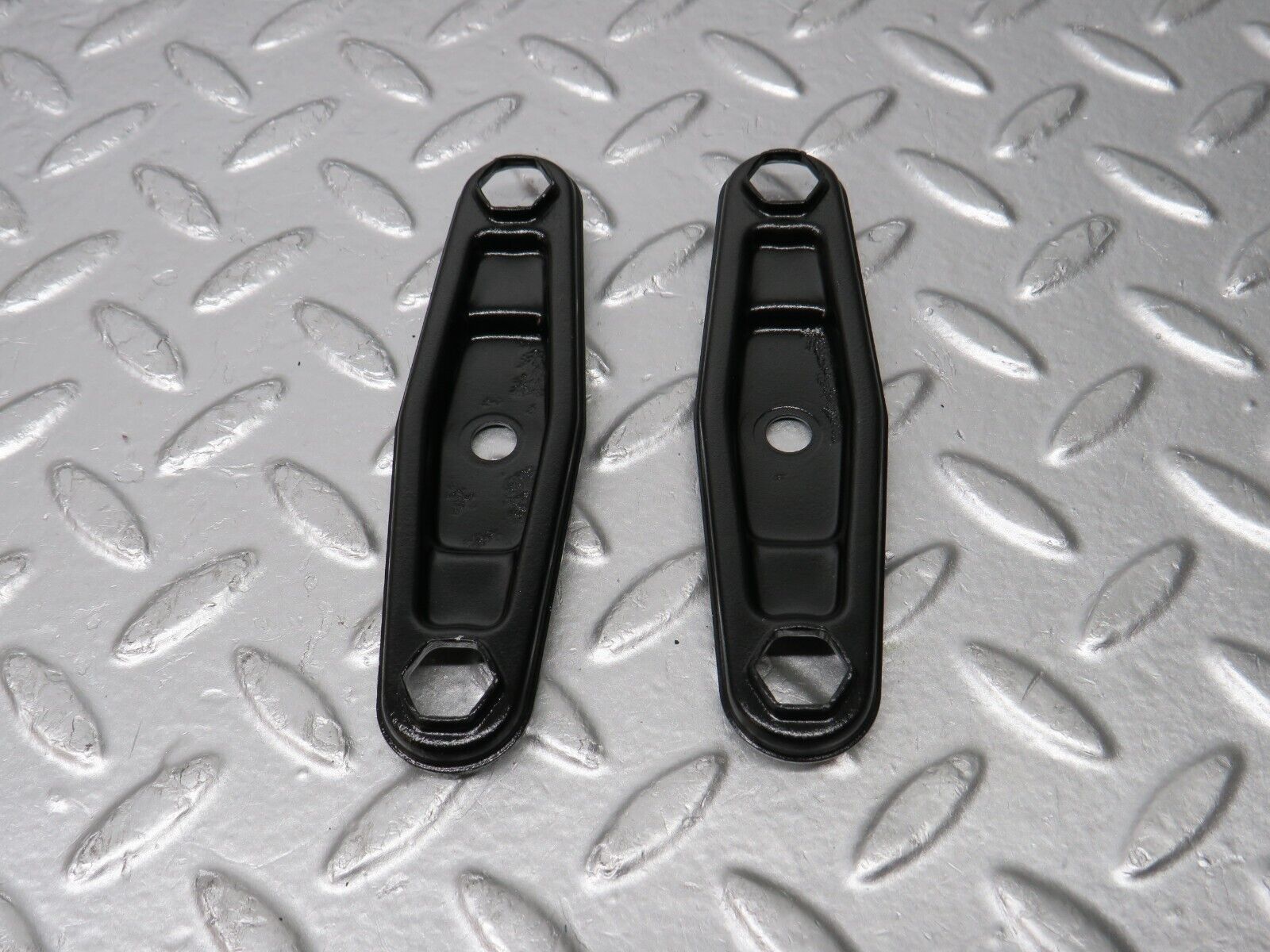 30907 Mercedes-Benz W201 190E 2.0L Fuel Injector Bracket