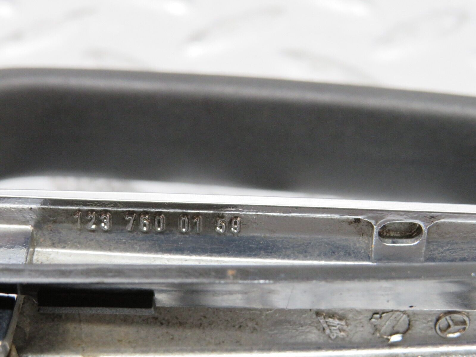 26986 Mercedes-Benz W123 240D Front Right Exterior Door Handle 1237600259