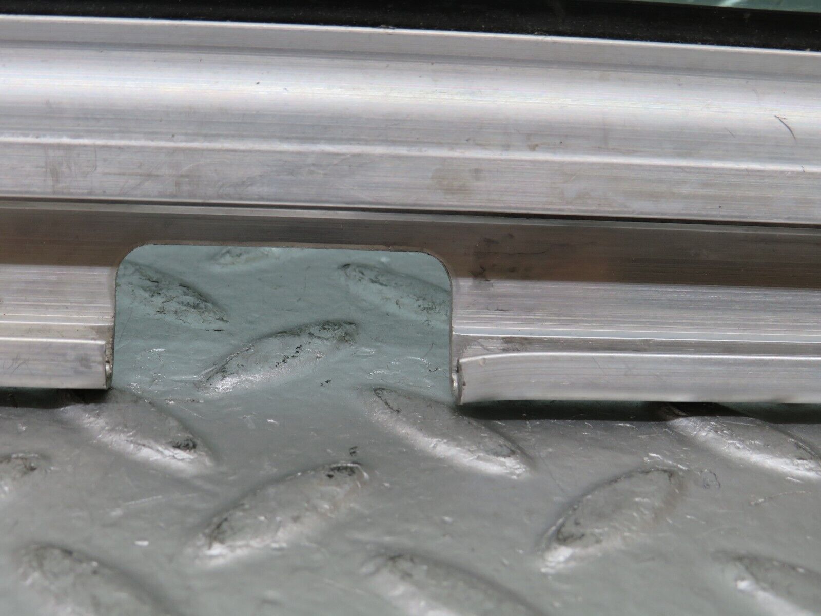 25147 Mercedes-Benz W201 190D Front Right Door Window Glass