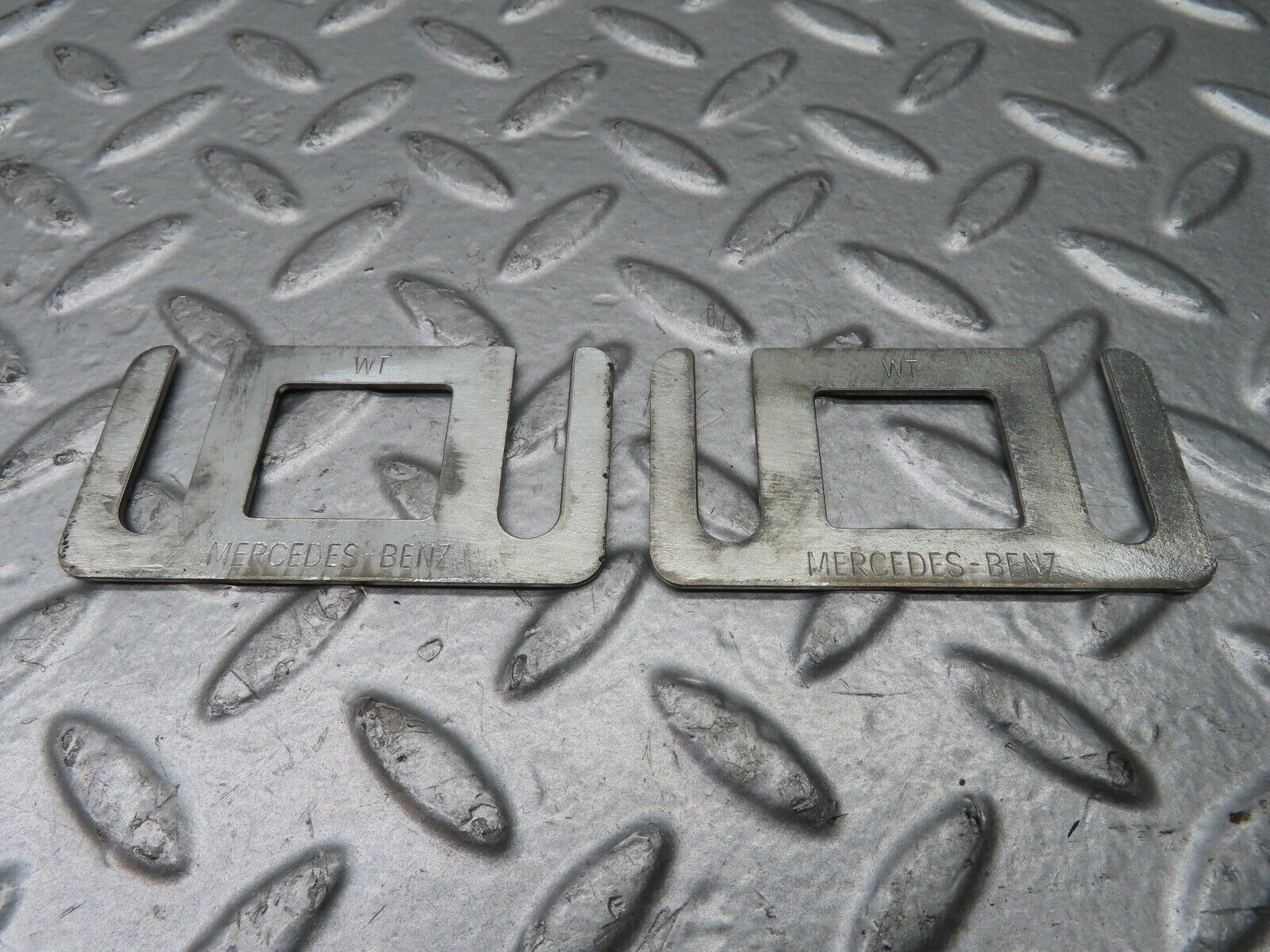 21516 Mercedes-Benz W126 300SE Door Lock Latch Right Side