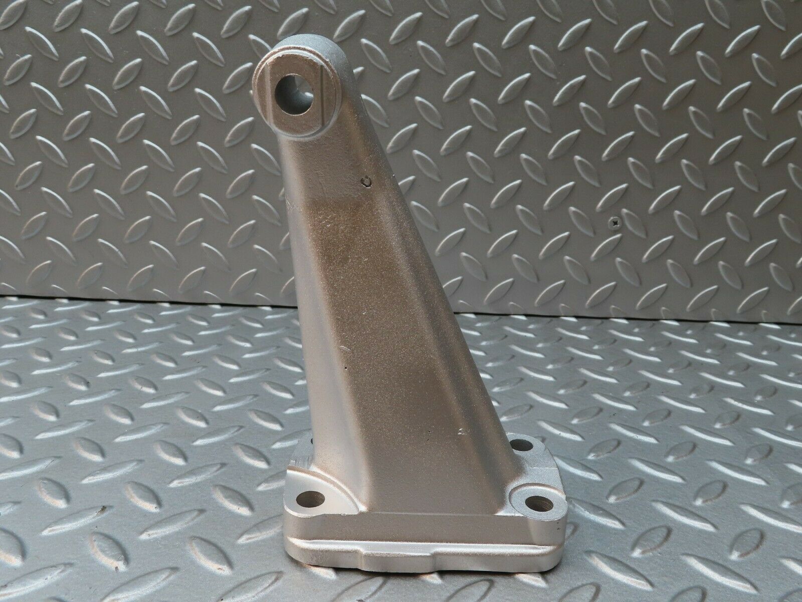 4683 Mercedes-Benz W114 280CE Coupe Engine Mount Bracket Right Side 1802233904