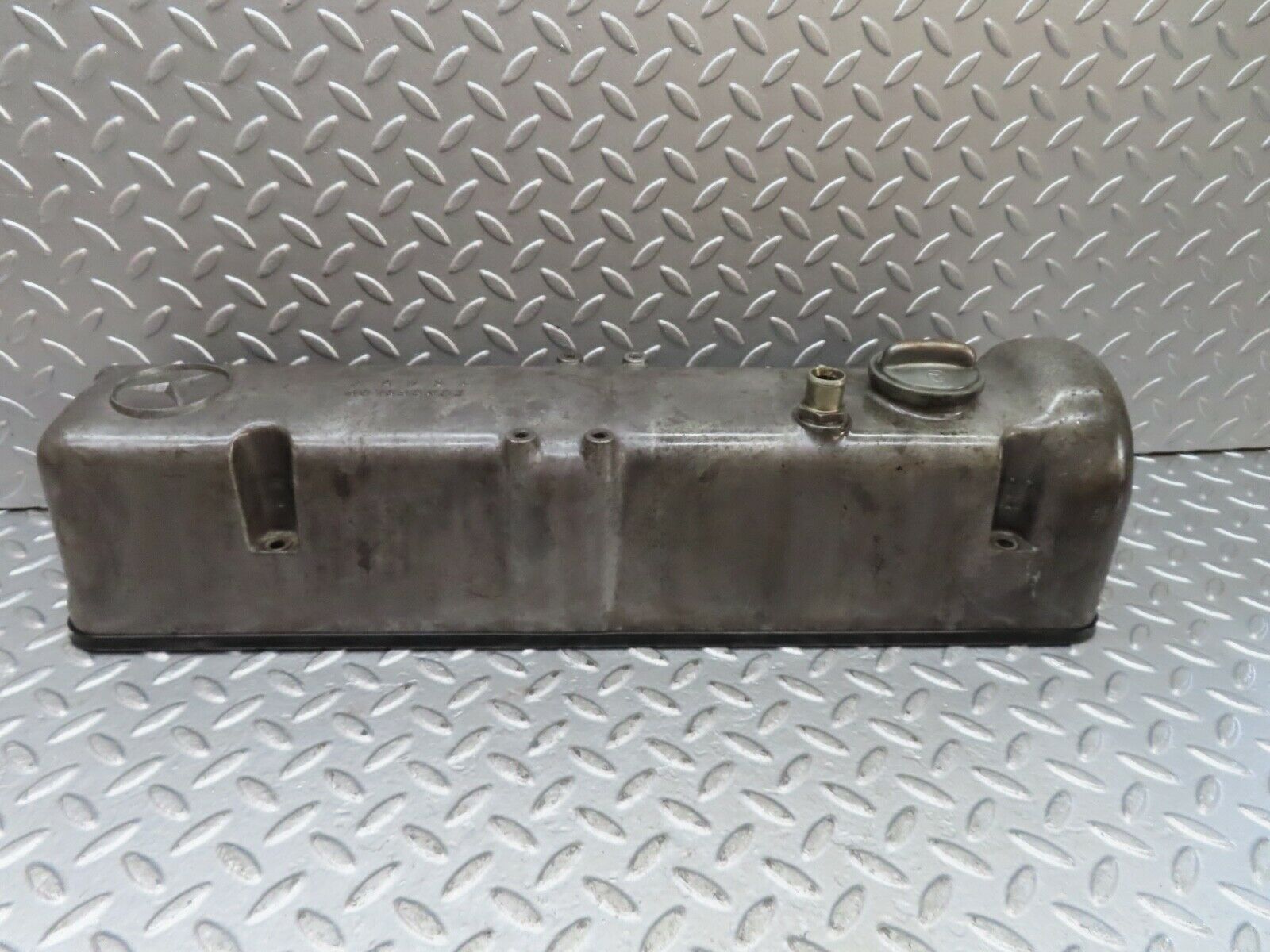 19271 Mercedes-Benz W123 300D Cylinder Head Valve Cover 6170160305