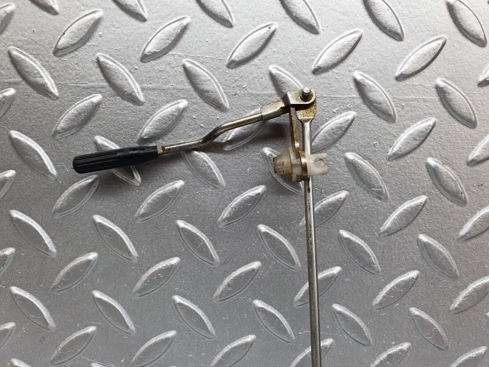 41080 Mercedes-Benz W126 300SE Rear Right Door Lock Vacuum Actuator & Knob