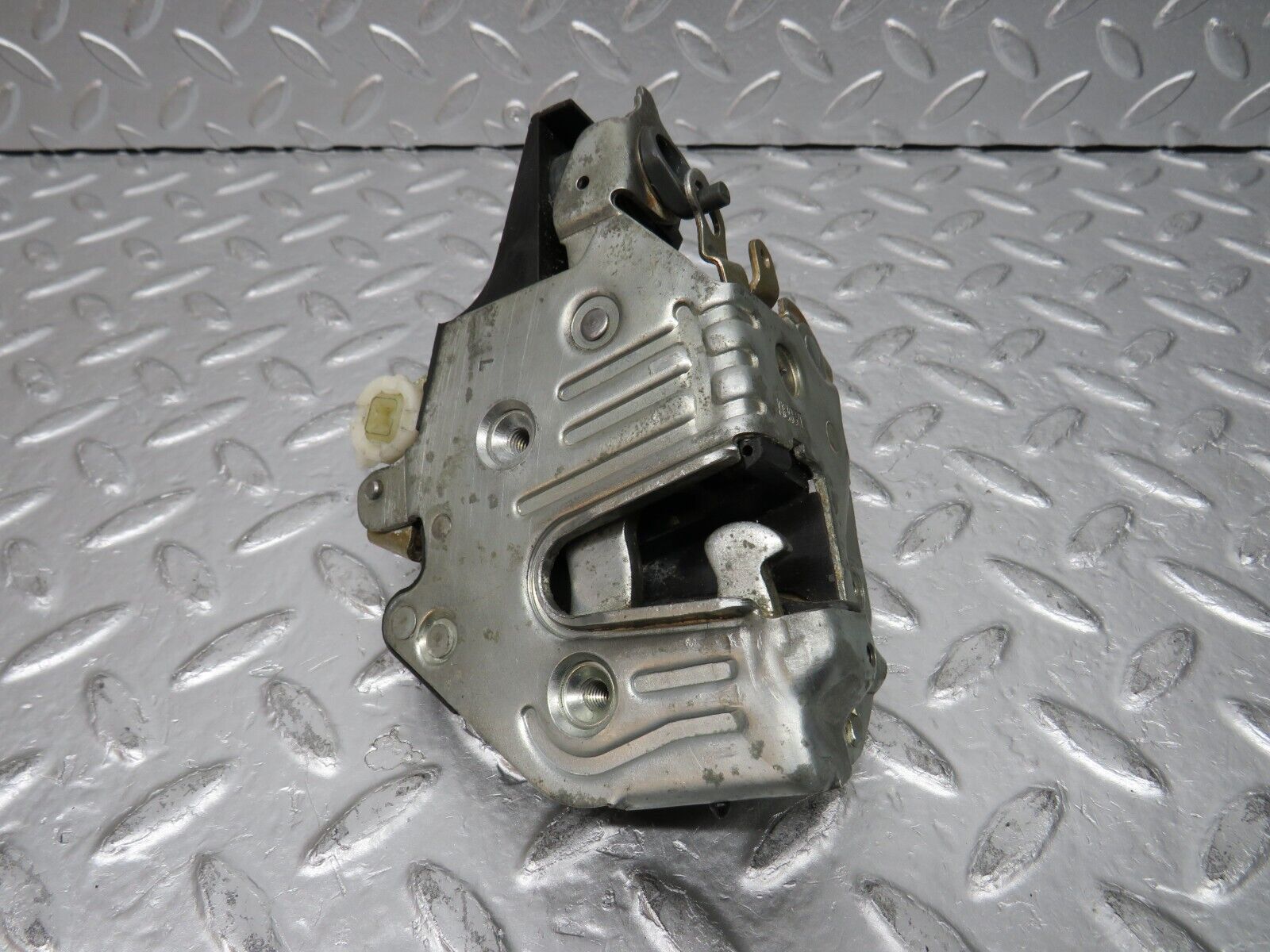 31392 Mercedes-Benz S124 220TE Wagon Front Left Door Lock Mechanism