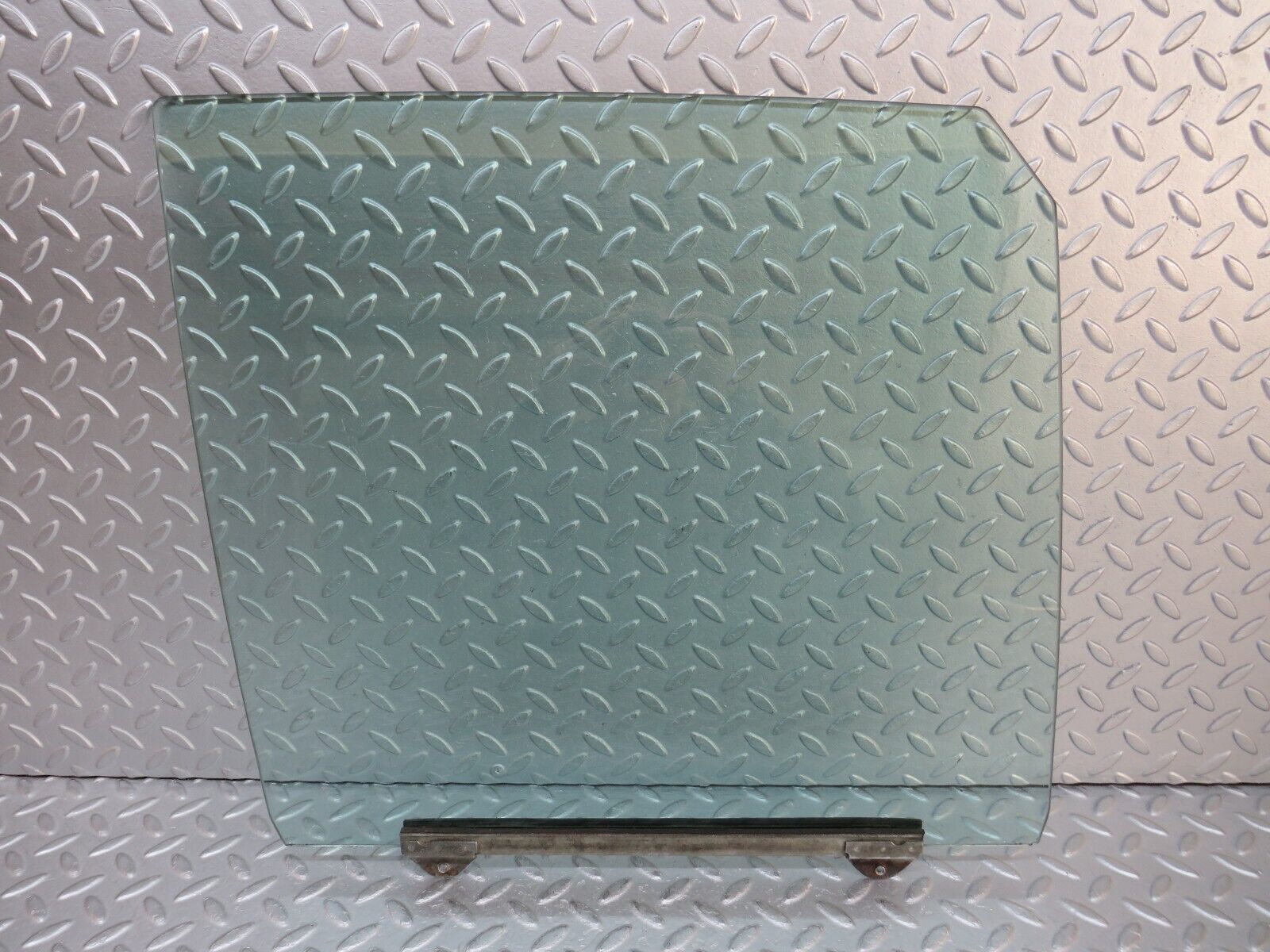 37515 Mercedes-Benz W109 300SEL Front Right Door Window Glass