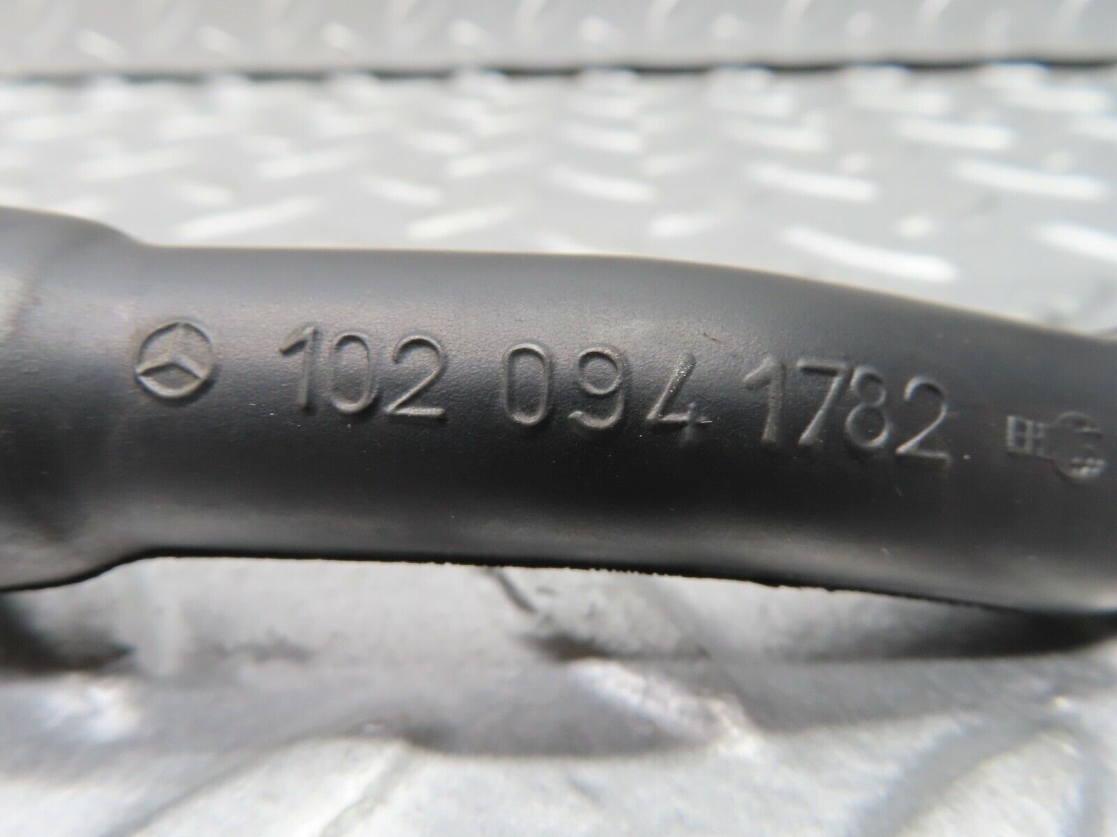 21219 Mercedes-Benz W123 230E Air Intake Pipe 1020941682