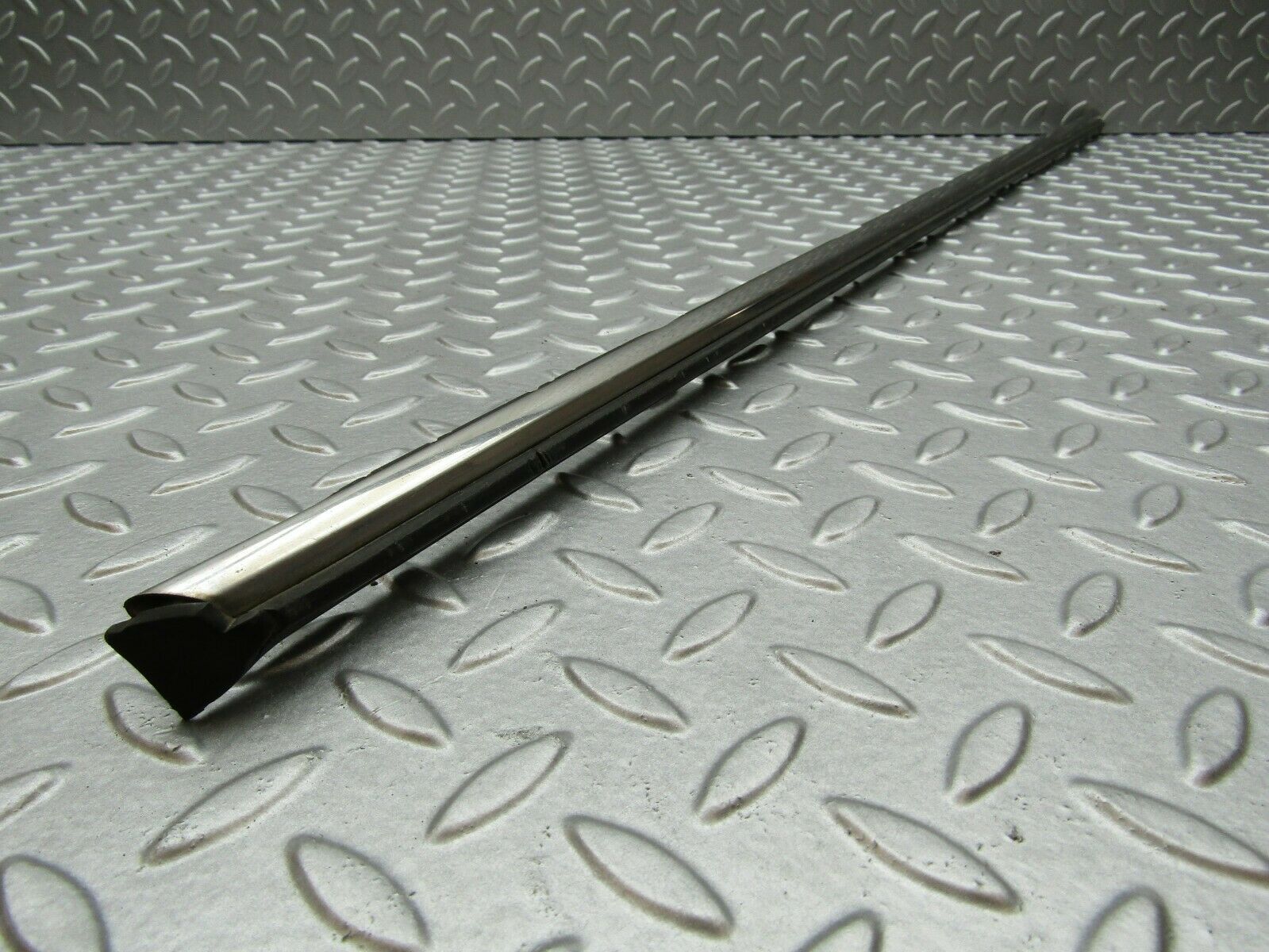 3335 Mercedes-Benz W115 220D Centre Door Chrome Trim Front Right