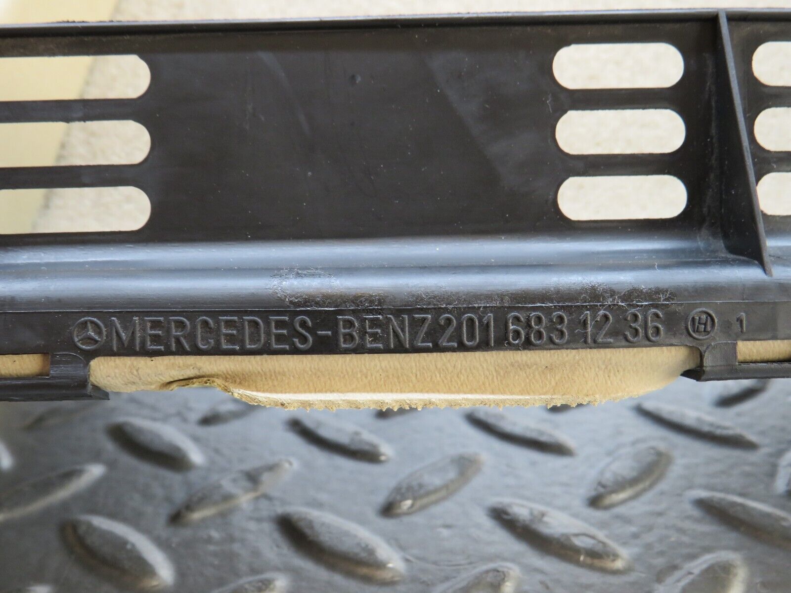 36560 Mercedes-Benz W201 190E 2.0L Centre Console Beige 2016831325 2016831236