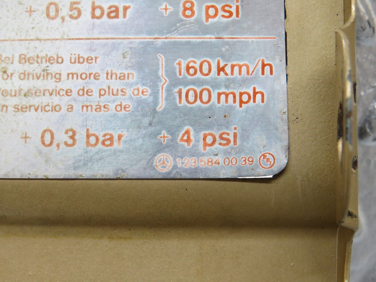 27302 Mercedes-Benz W123 280E Fuel Tank Flap Cap 1235840039