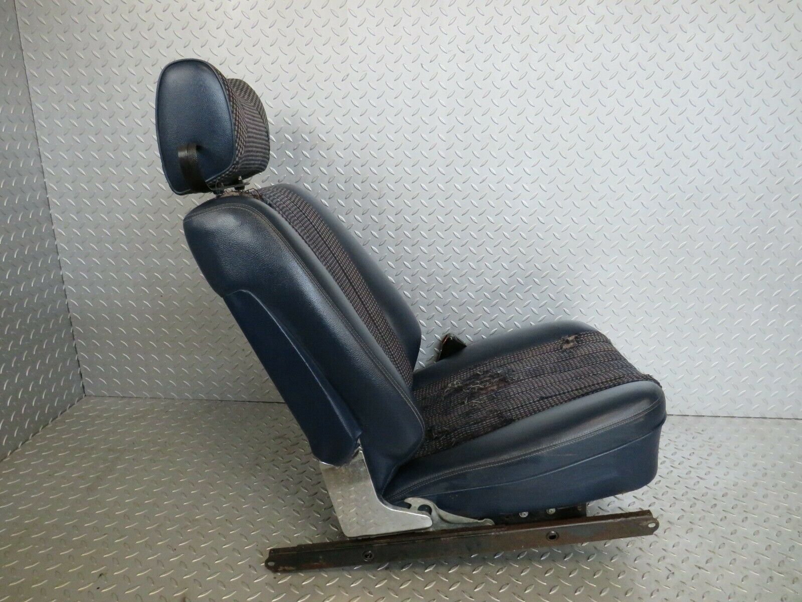 23760 Mercedes-Benz C107 450SLC Coupe Front Right Seat Blue Half Leather