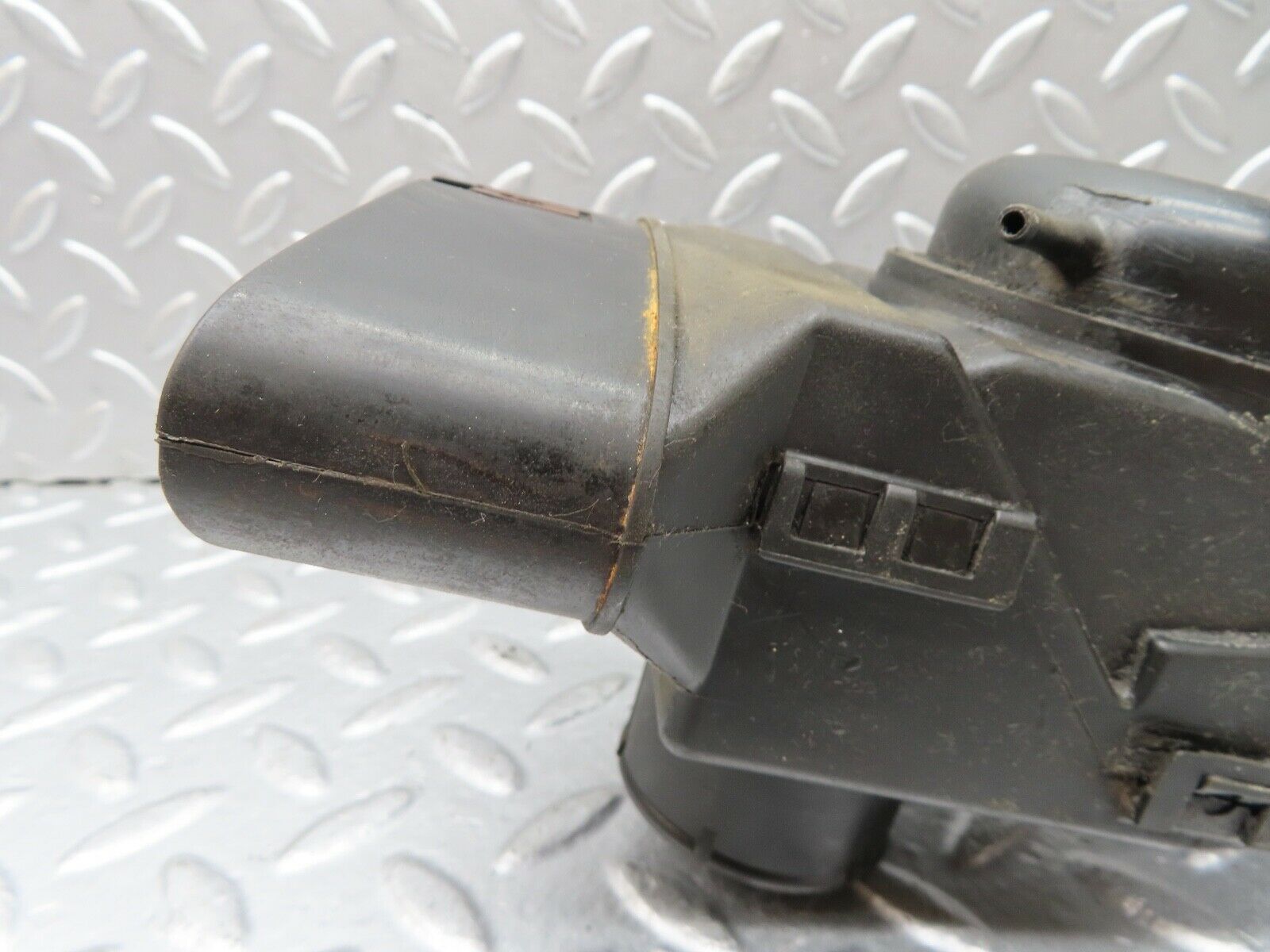 18190 Mercedes-Benz W123 200 Air Filter House Air Intake Valve