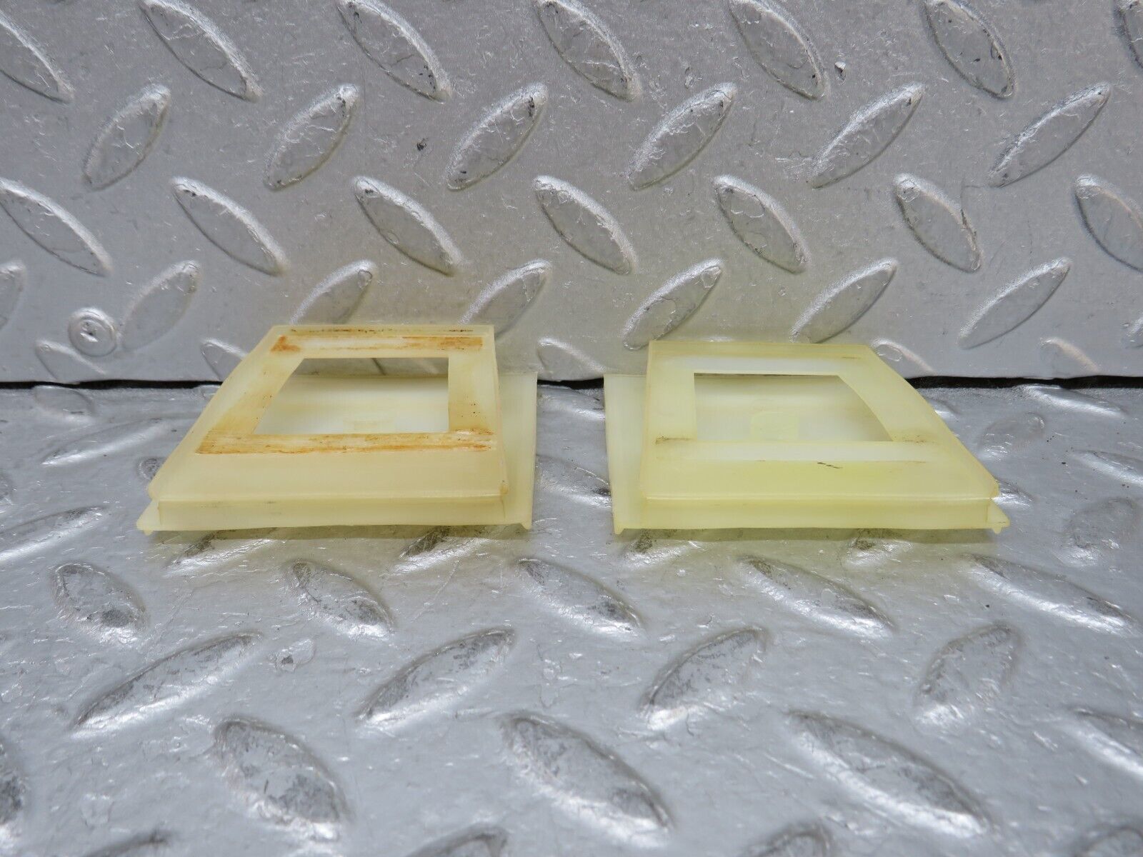 37816 Mercedes-Benz A124 320E Cabriolet Door Window Guide Bracket Plastic 2x 1267250897