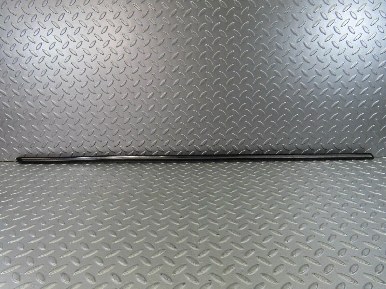 10264 Mercedes-Benz W123 Front Left Fender Wing Centre Moulding Trim