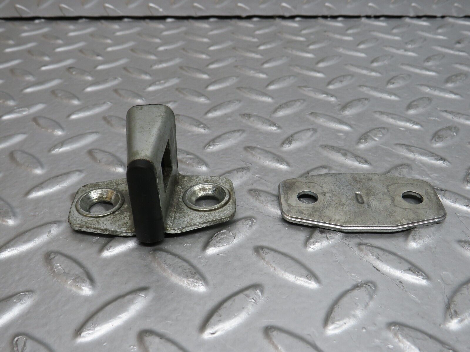 29572 Mercedes-Benz W124 230E Door Lock Latch