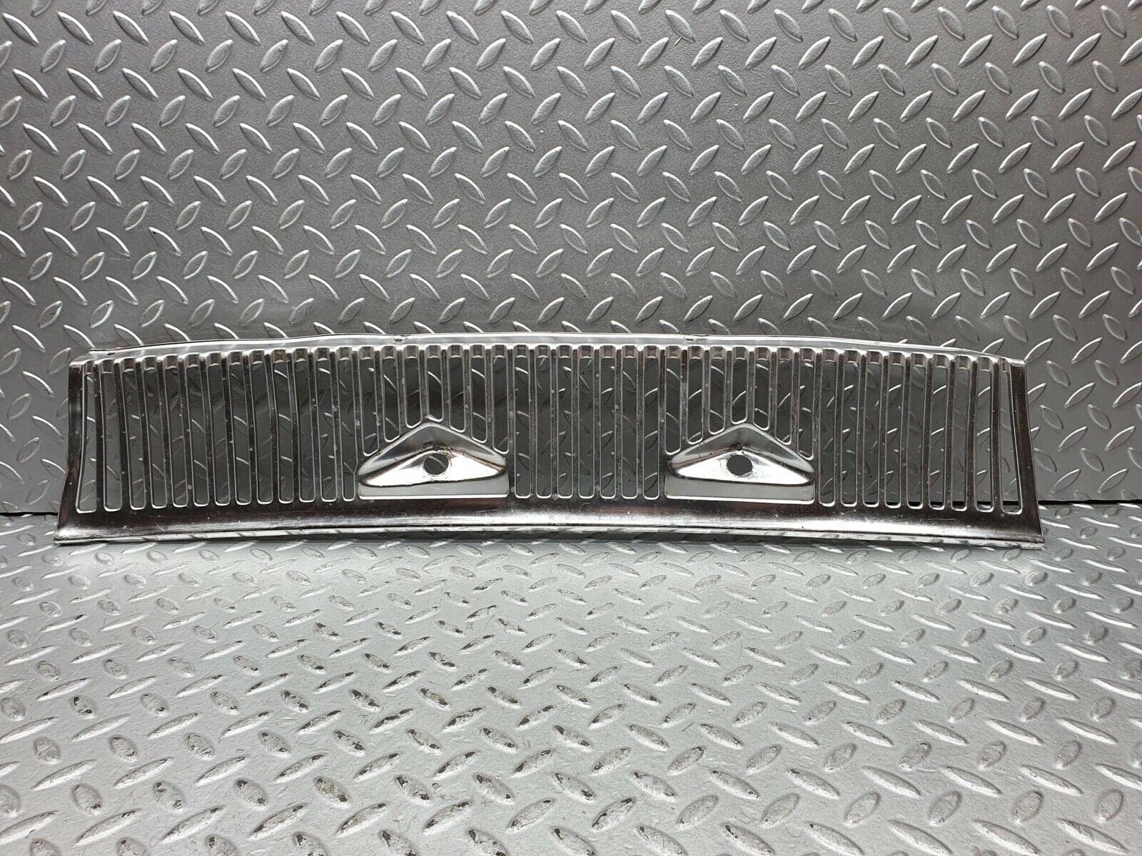 0160 Mercedes-Benz W116 350SE Air Intake Grill Chrome