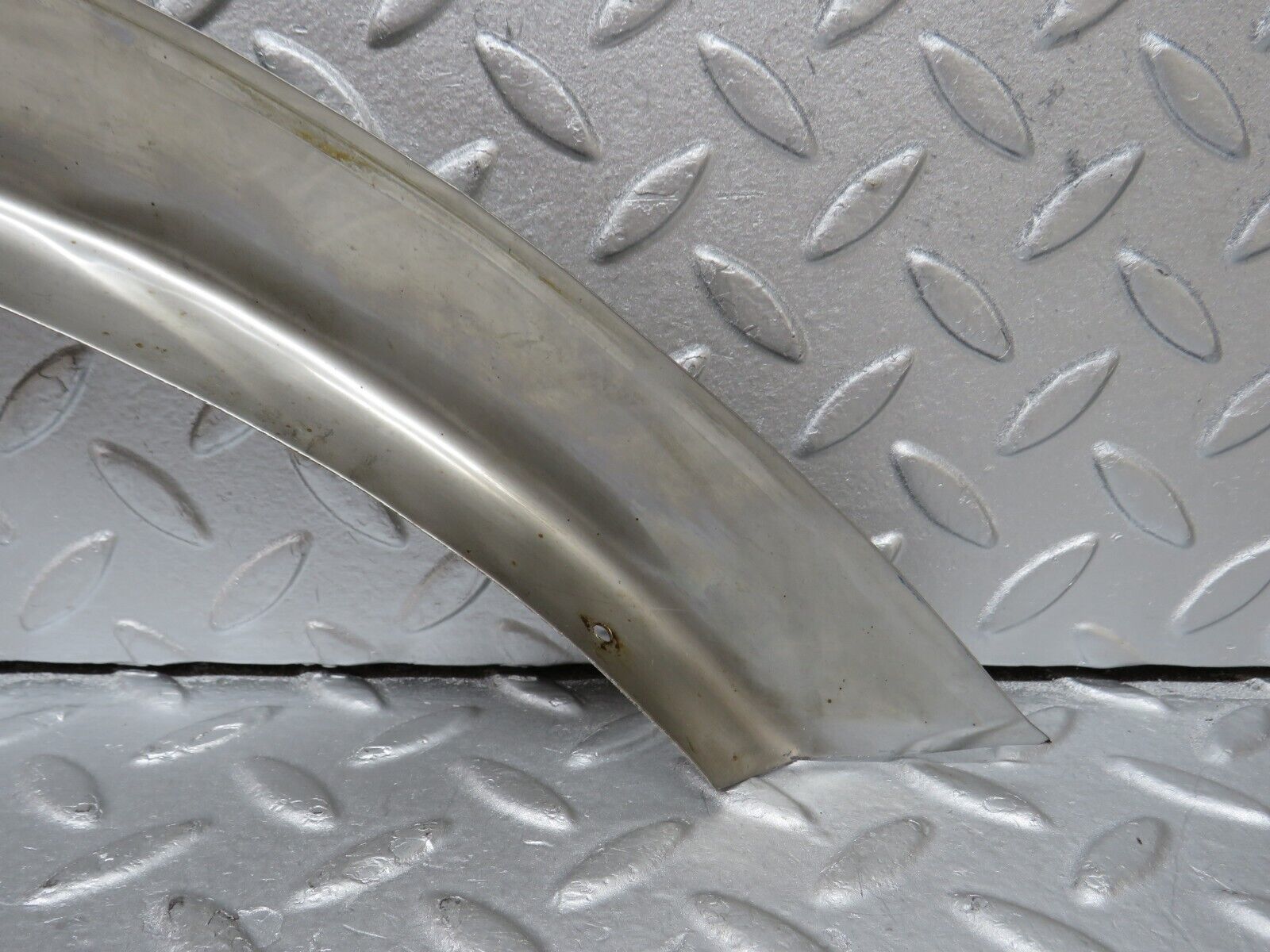 36291 Mercedes-Benz W126 420SE Rear Left Chrome Wheel Arch Trim