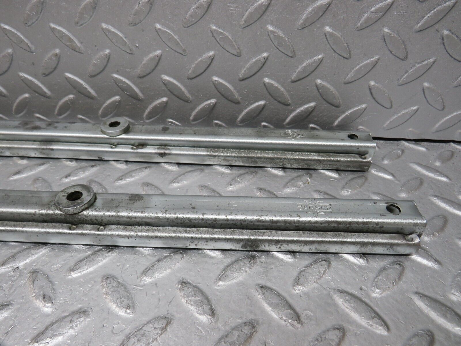 37082 Mercedes-Benz C126 420SEC Coupe Front Right Seat Rail Pair