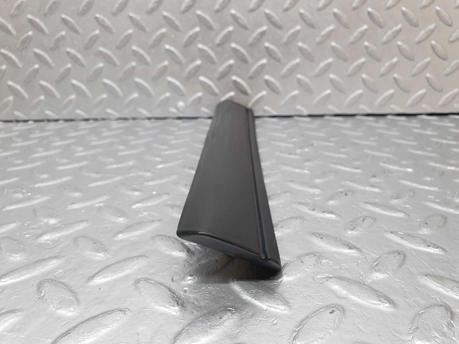 41426 Mercedes-Benz W124 200E Front Left Fender Wing Centre Moulding Trim