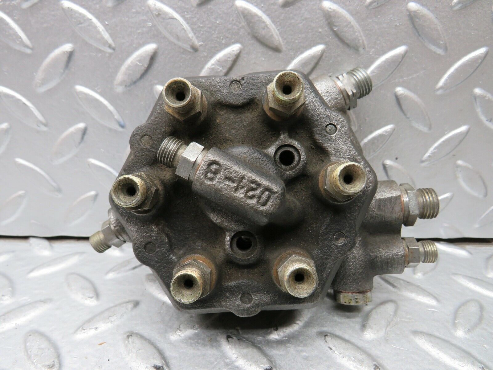 21834 Mercedes-Benz W123 280E Fuel Distributor Bosch 0438100011