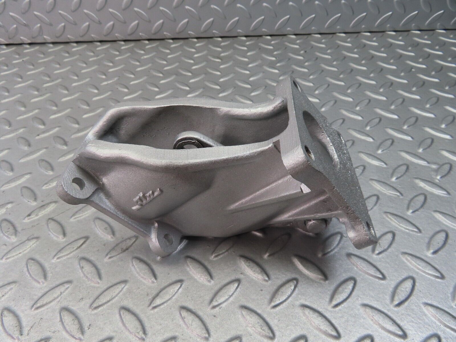 8322 Mercedes-Benz W111 Brake Booster Bracket Holder 1134350140