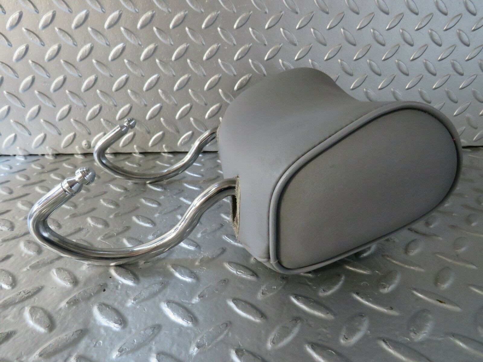 22509 Mercedes-Benz C124 E220 Coupe Coupe Rear Headrest Grey Leather