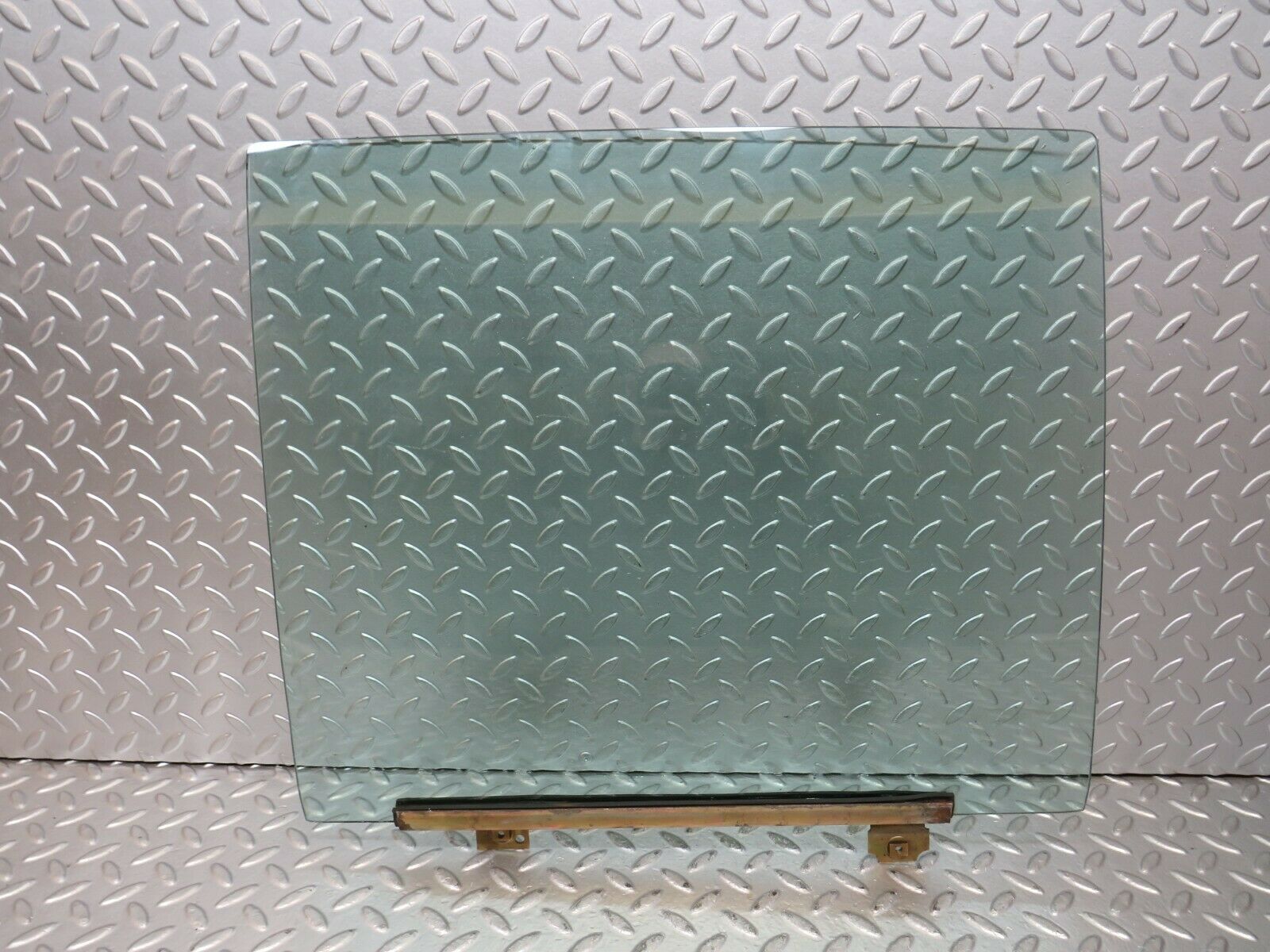 23360 Mercedes-Benz W116 350SE Rear Left Door Window Glass