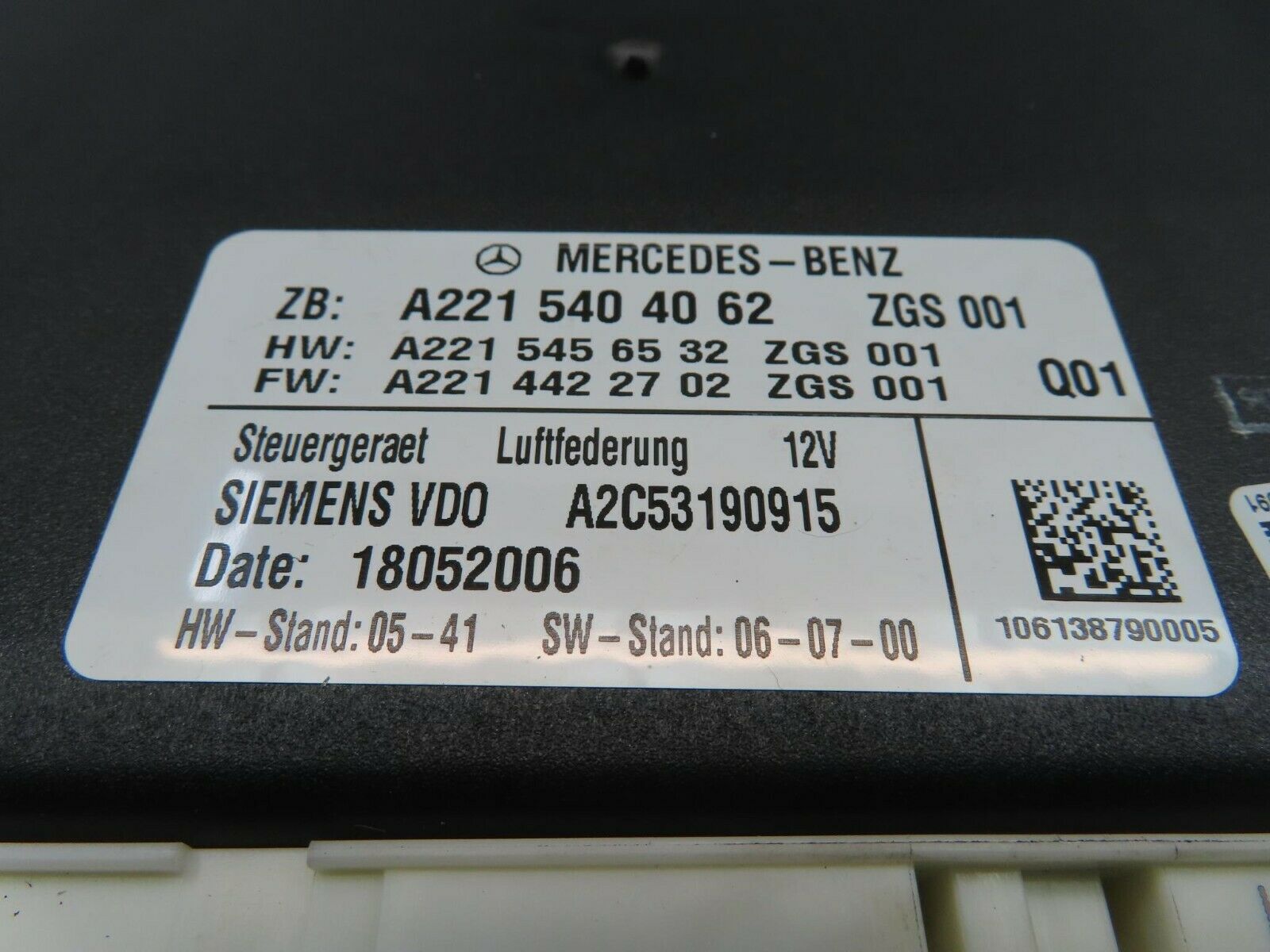 11127 Mercedes-Benz W221 S320 Air Suspension Control Module 2215404062