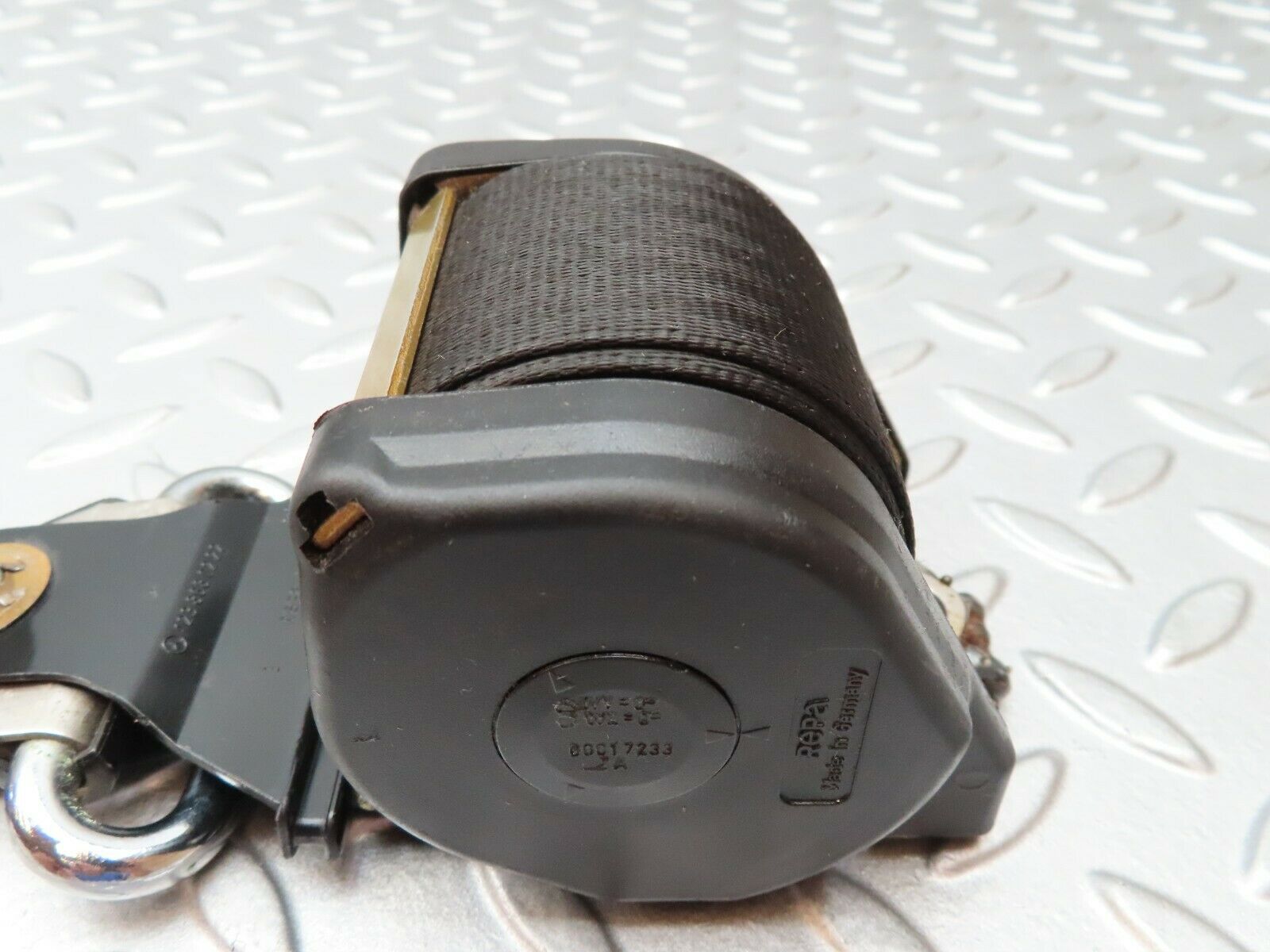 4403 Mercedes-Benz W123 230E Front Left Seat Belt 2018601685