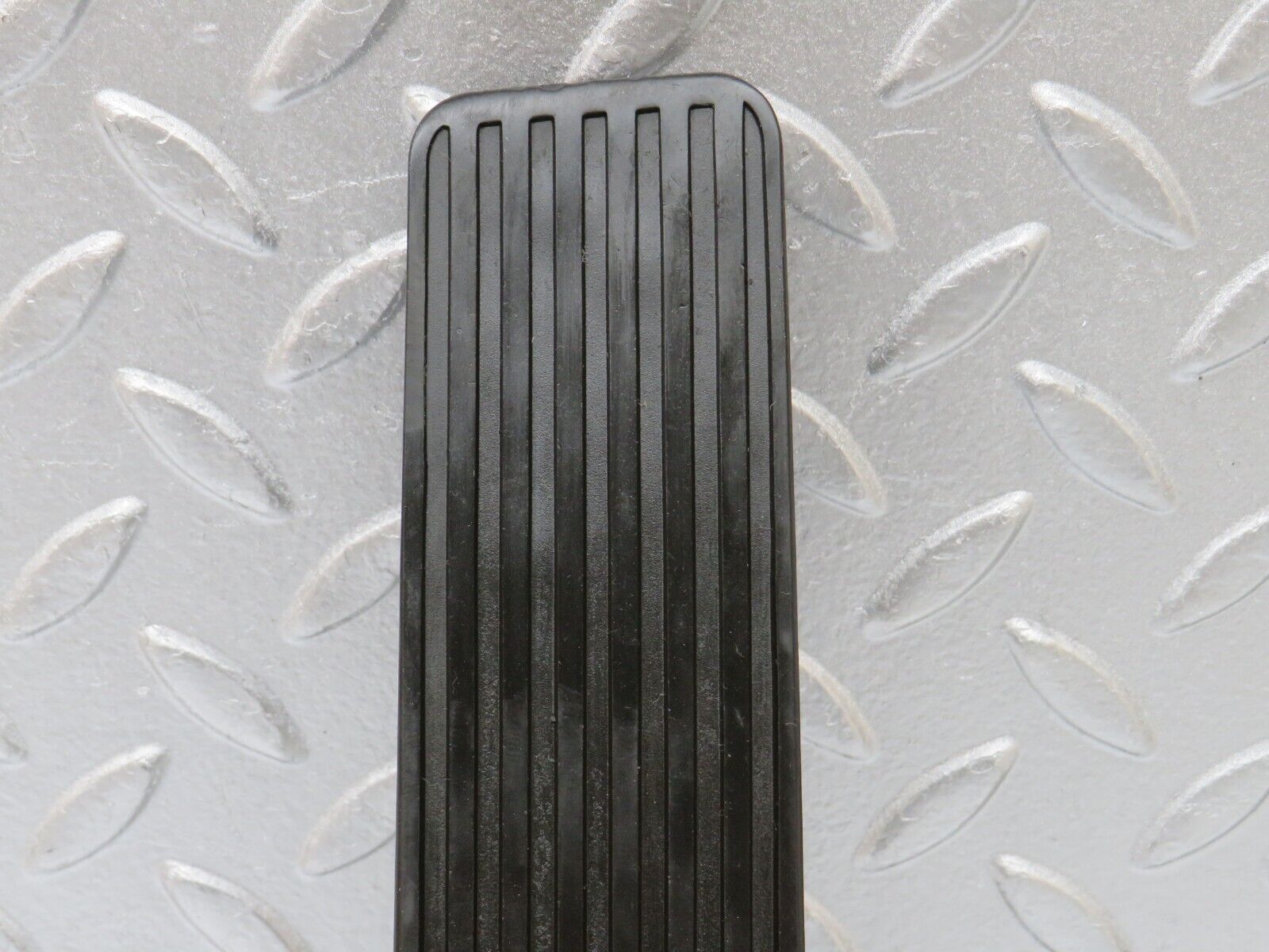 34095 Mercedes-Benz W124 260E Accelerator Pedal & Rubber 1233010082 1263000504