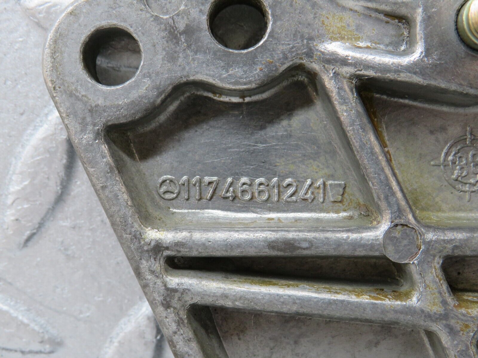 36259 Mercedes-Benz W126 420SE Power Steering Pump Tensioner Bracket 1174661241