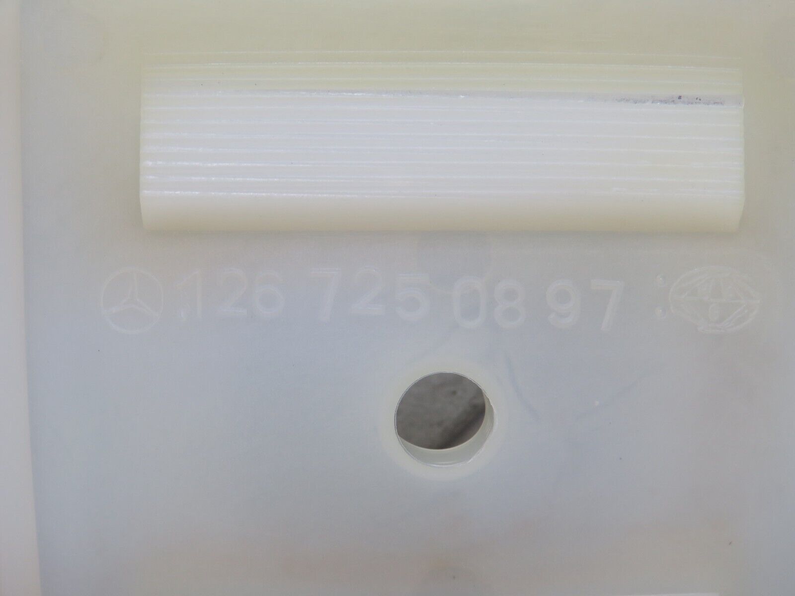 37816 Mercedes-Benz A124 320E Cabriolet Door Window Guide Bracket Plastic 2x 1267250897