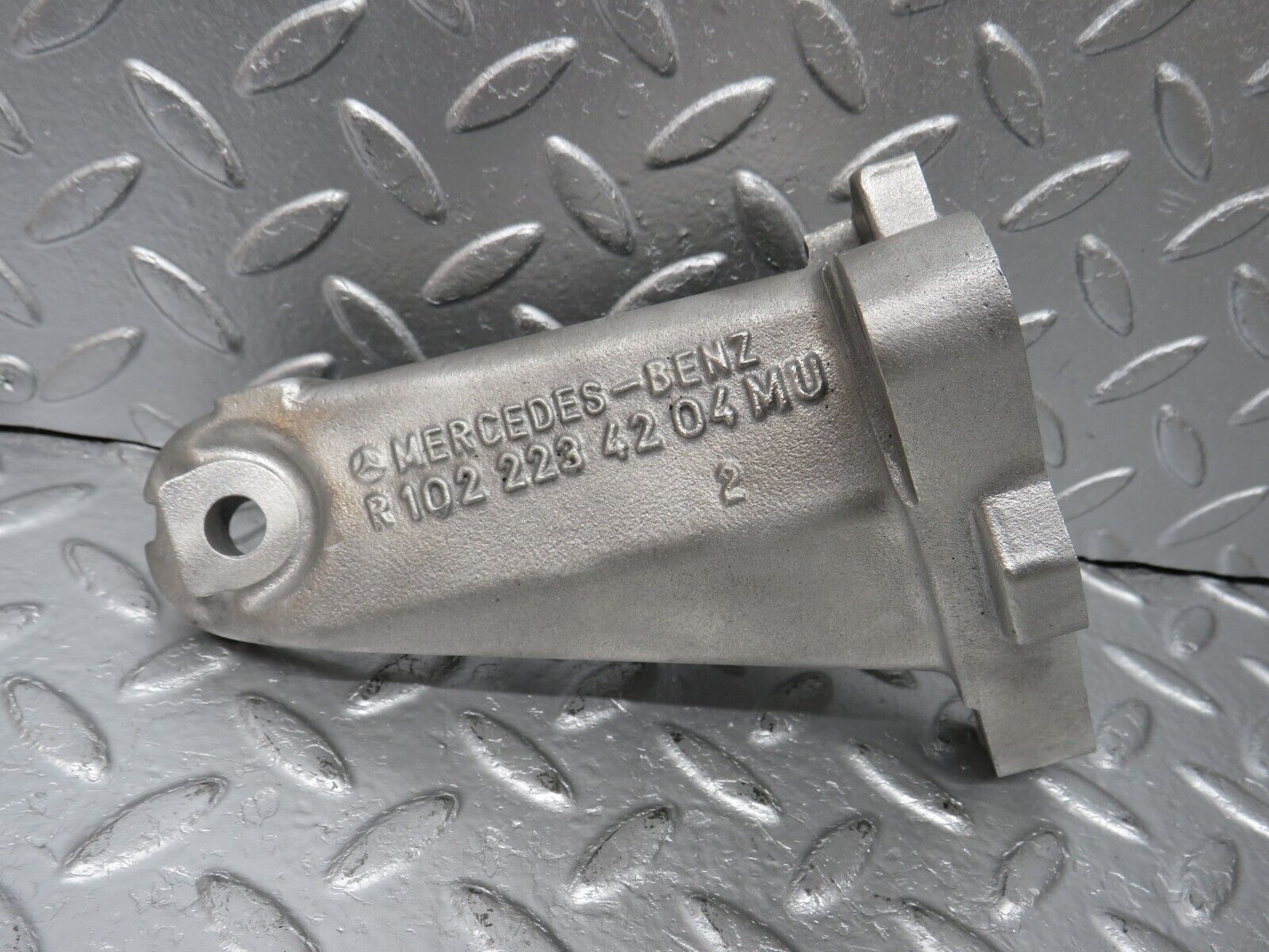 33756 Mercedes-Benz W201 190E 2.0L Engine Mount Bracket Right Side 1022234204