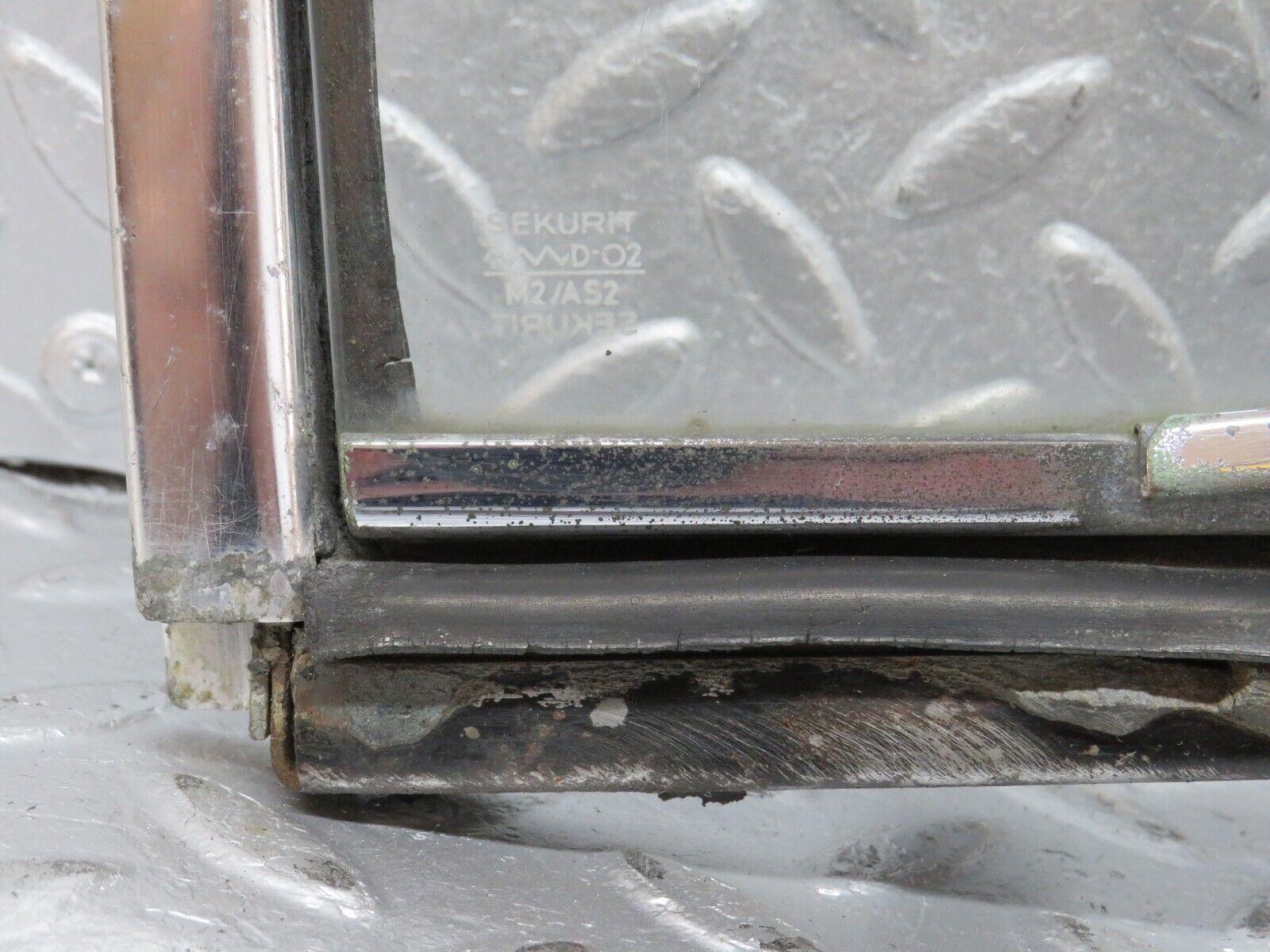 40500 Mercedes-Benz W110 230 Front Right Quarter Window