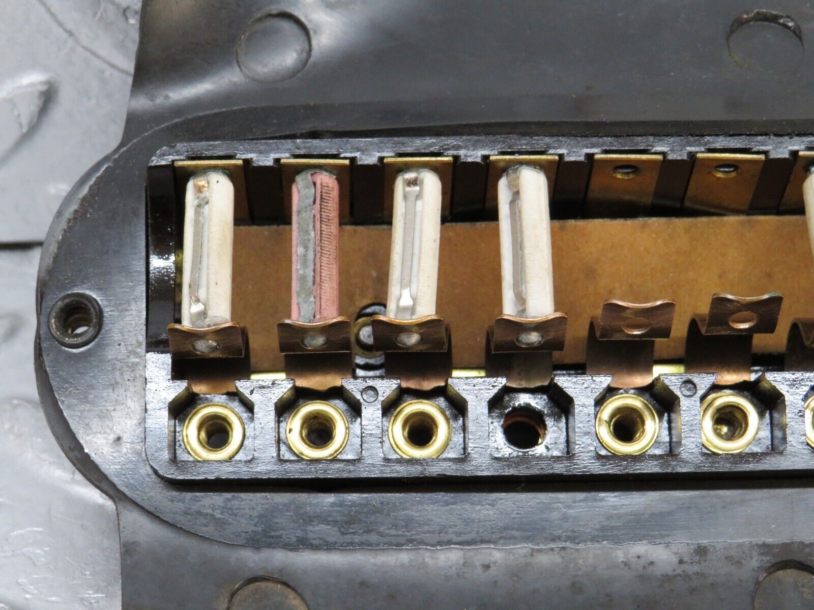 37449 Mercedes-Benz W109 300SEL Fuse Box 1085400150