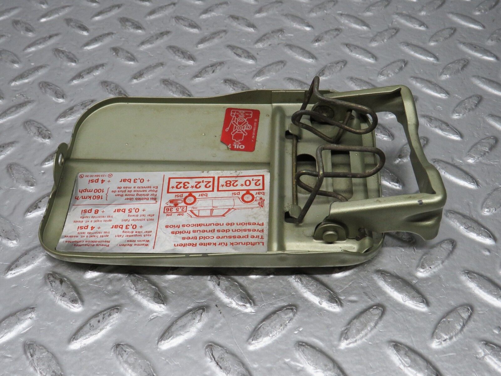 0565 Mercedes-Benz W123 230E Fuel Tank Flap Cap 1235840039