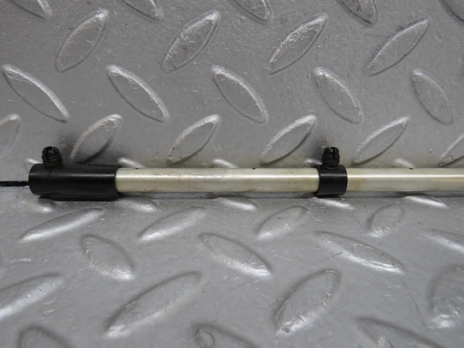 37140 Mercedes-Benz C126 420SEC Coupe Camshaft Oil Tube