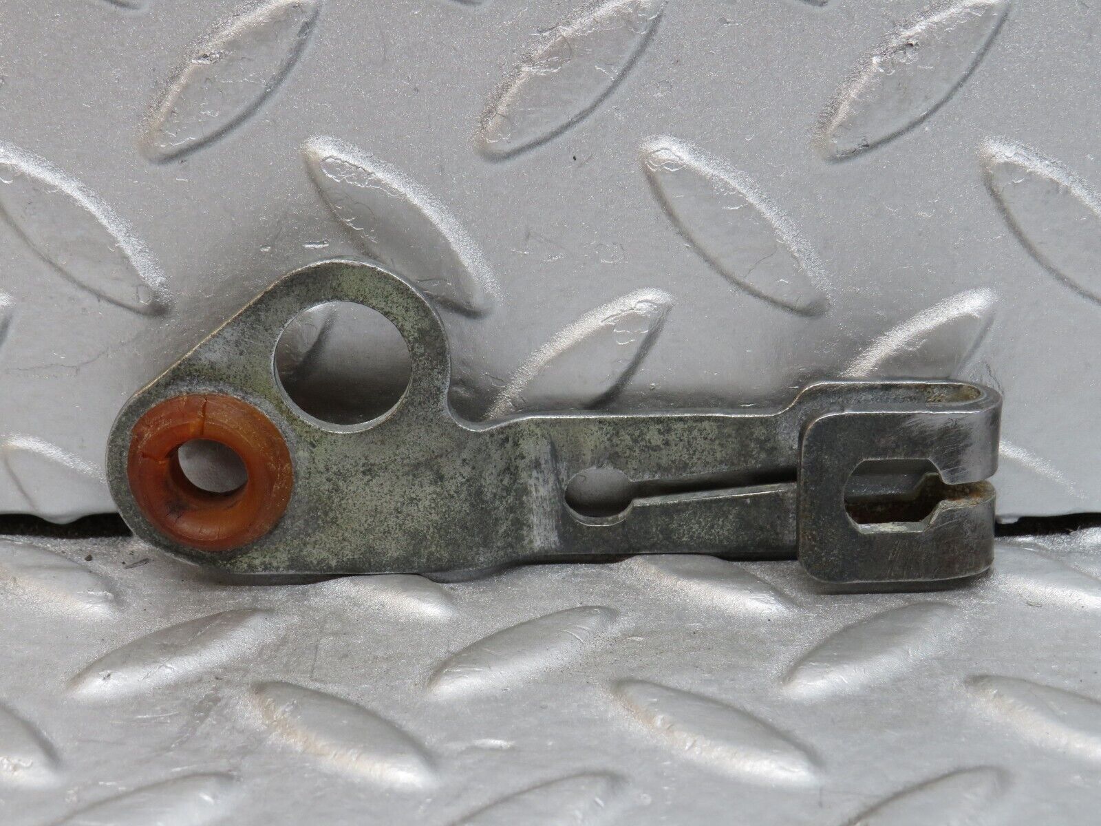 38113 Mercedes-Benz A124 320E Cabriolet Automatic Gearbox Linkage Bracket