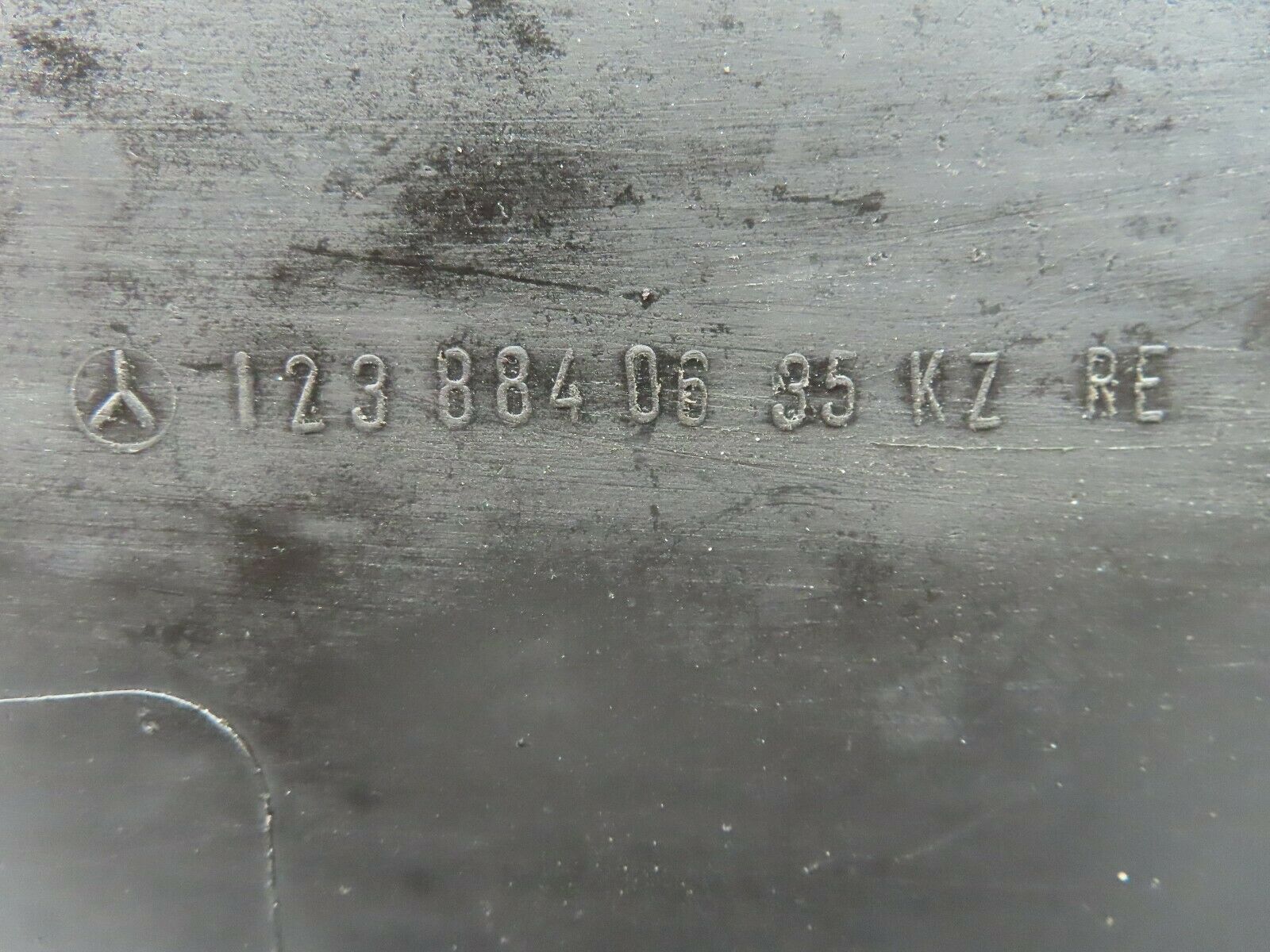 5862 Mercedes-Benz W123 200 Front Right Plastic Inner Fender Wing 1238840635